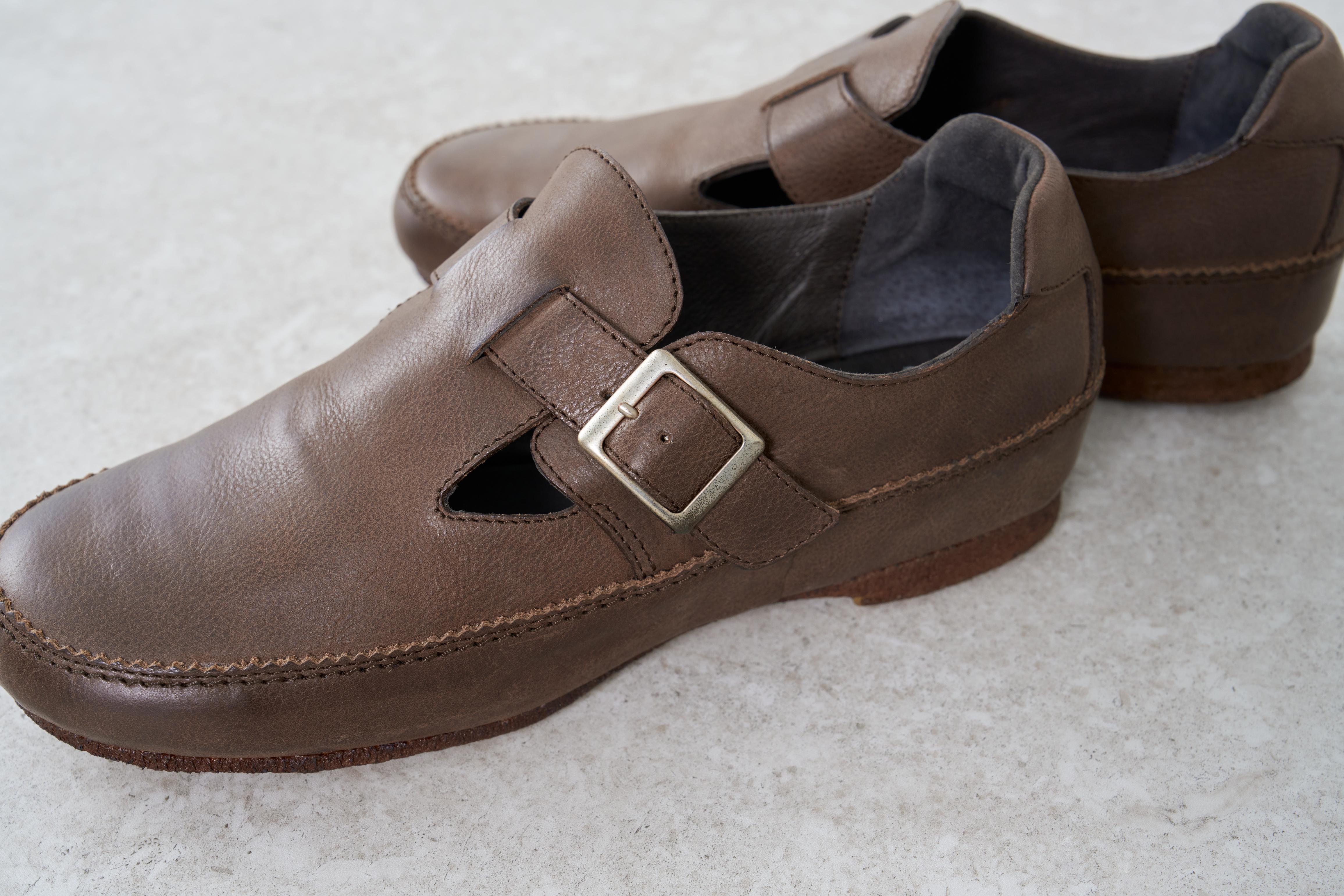 サヤ SAYA 3cmプラット製法Tストラップシューズ （ブラック） ブラック