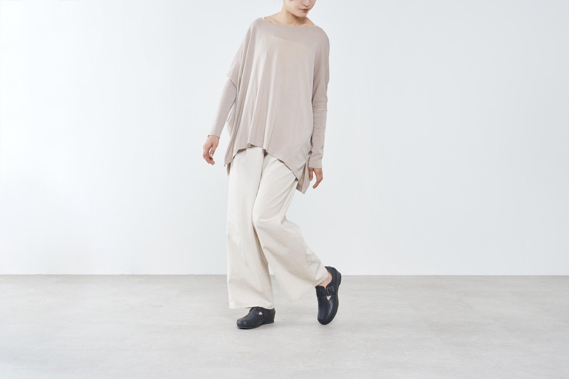 サヤ SAYA 3cmプラット製法Tストラップシューズ （ブラック） ブラック