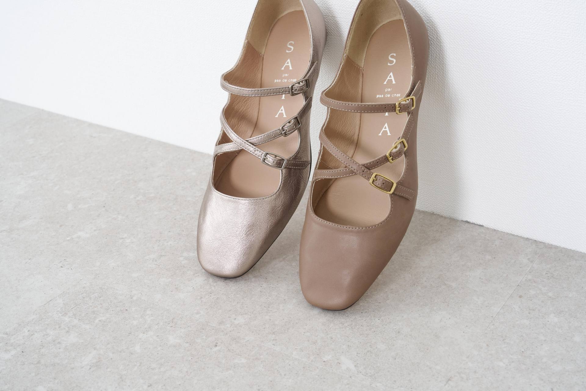 サヤ SAYA 2cmボロネーゼベルトカッターパンプス （グレージュ） グレージュ