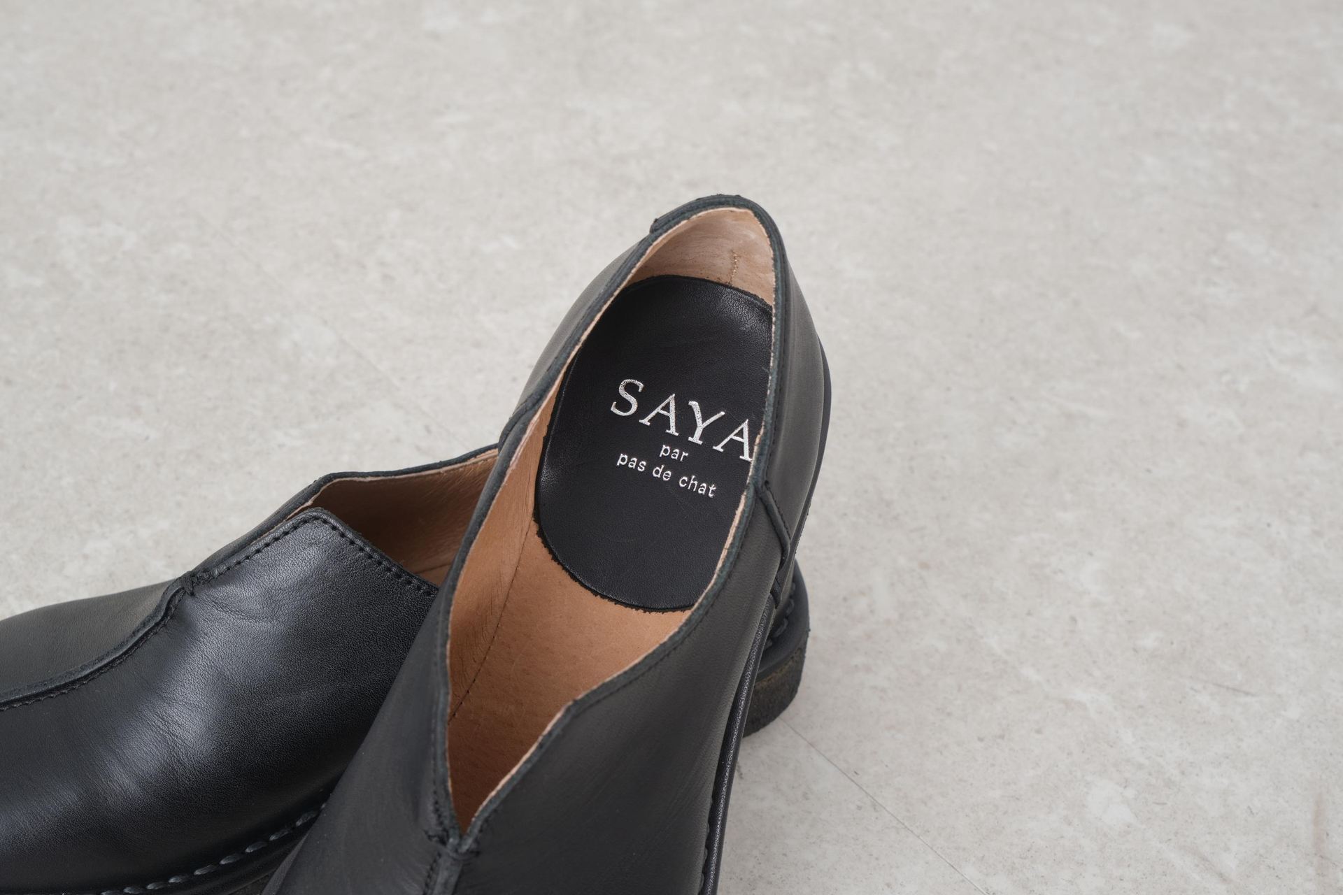 サヤ SAYA 本革プラット製法スリッポン （ブラック） ブラック