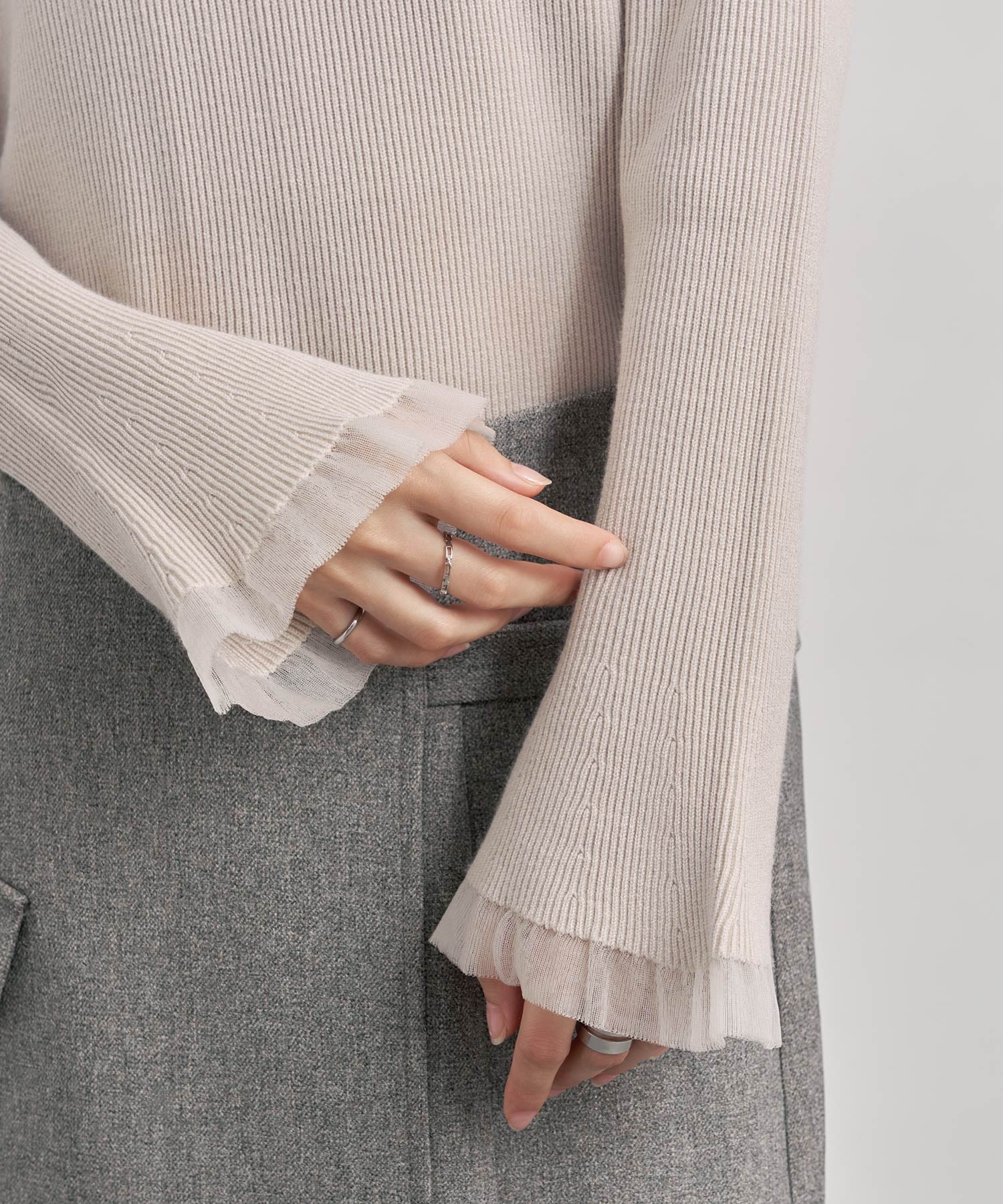 セゾンドパピヨン SAISON DE PAPILLON 袖口シアフリル付きリブ編みニットトップス （ベージュ） ベージュ