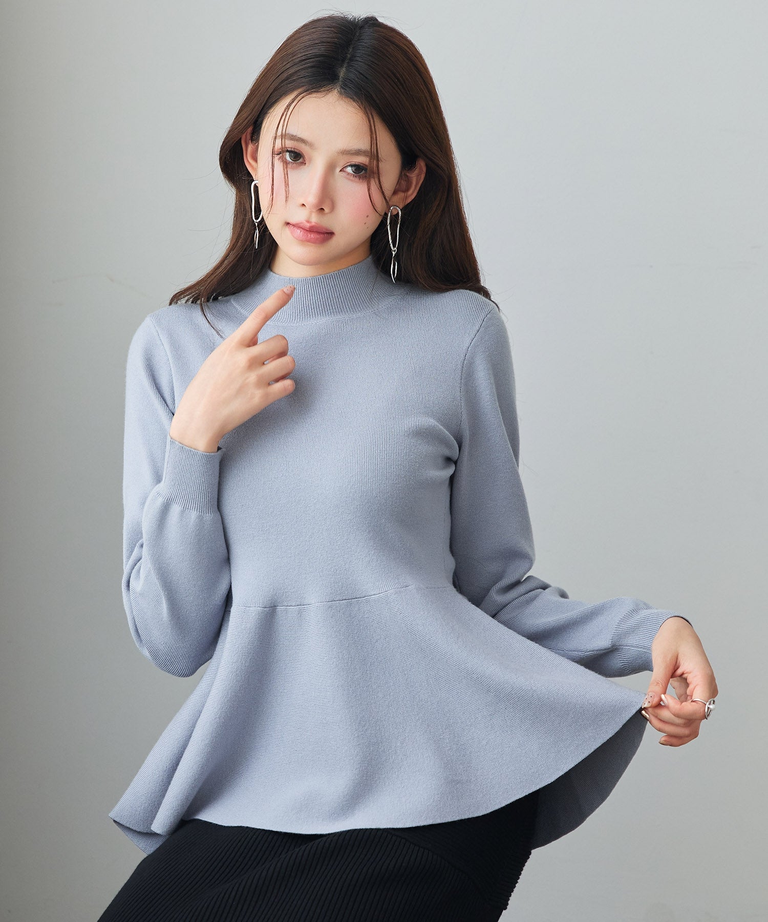 セゾンドパピヨン SAISON DE PAPILLON モックネックペプラムニットトップス （ブルーグレー） ブルーグレー