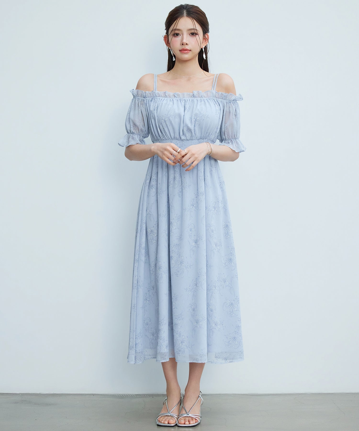 セゾンドパピヨン SAISON DE PAPILLON オフショルダー花柄シフォンワンピース （ブルー） ブルー