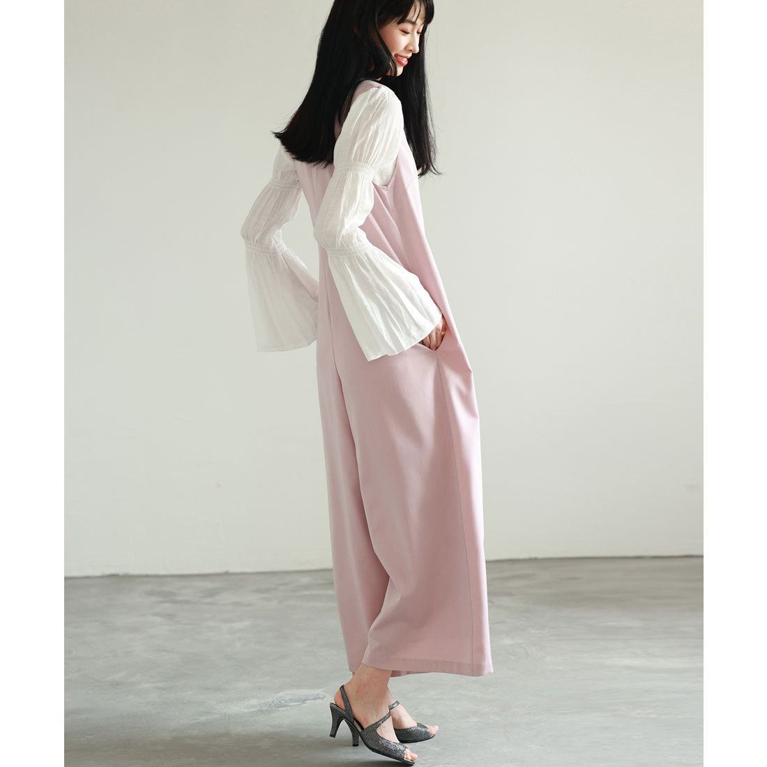 セゾンドパピヨン SAISON DE PAPILLON ディープVネックサロペット （ピンク） ピンク