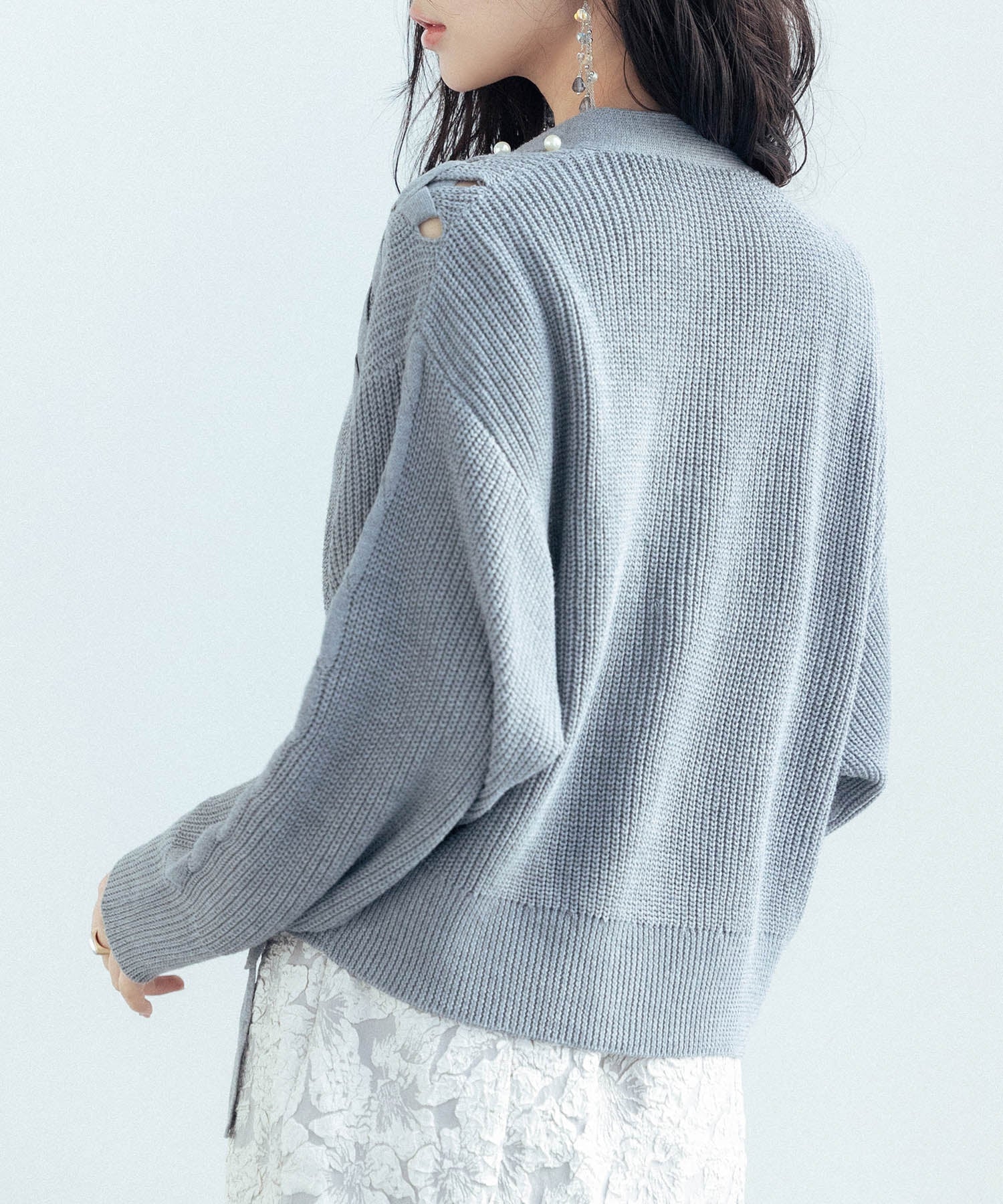 セゾンドパピヨン SAISON DE PAPILLON パール編み込みドロップショルダーニットカーディガン （グレー） グレー