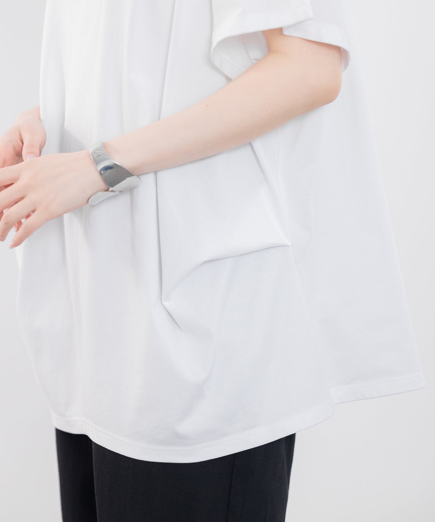 Saison de Papillon Boat Neck Cut and Sew T-Shirt