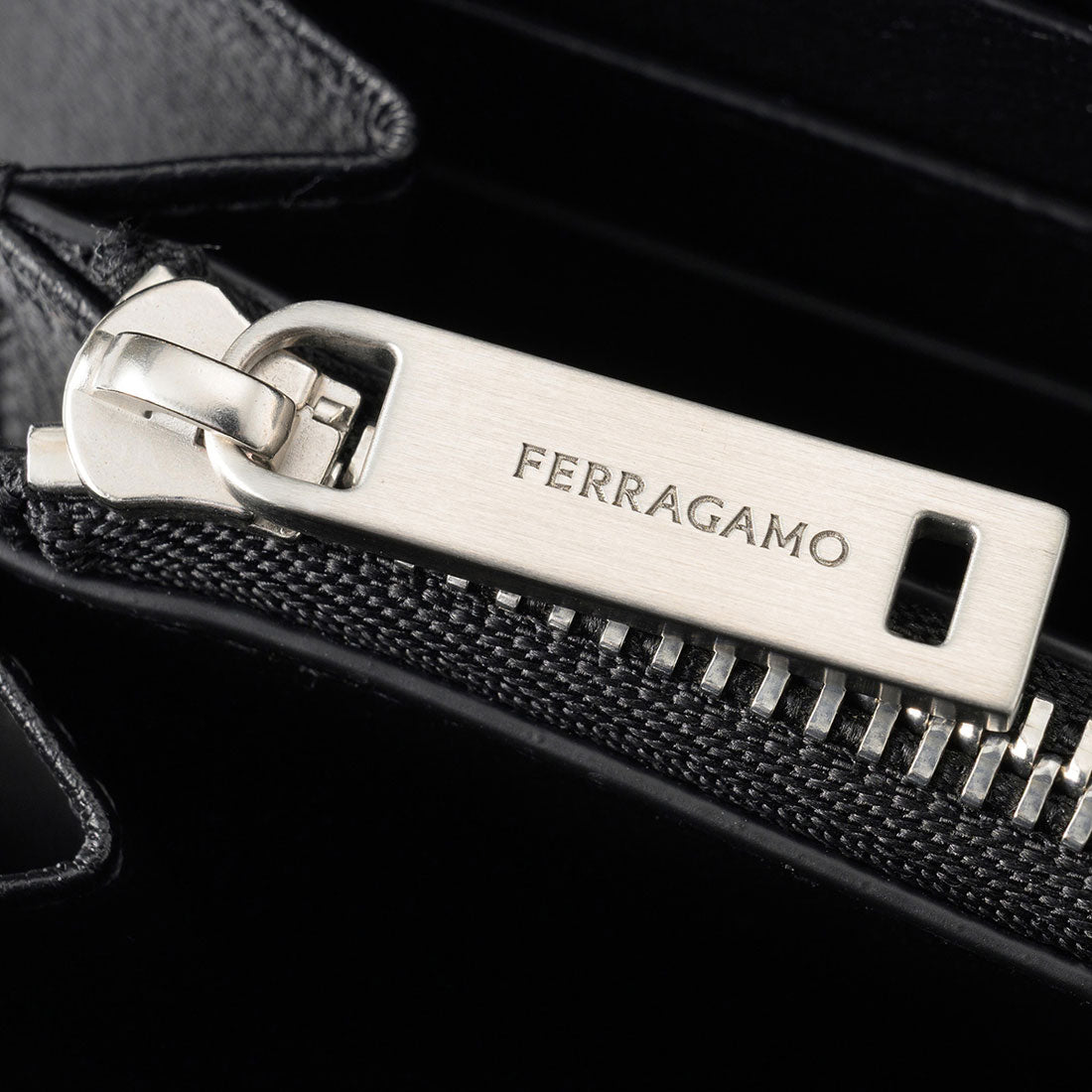 サルバトーレフェラガモ Salvatore Ferragamo 長財布(ラウンドファスナー) ガンチーニ EMBOSSED LONG WALLET 661569 780073 BLACK （ブラック） ブラック