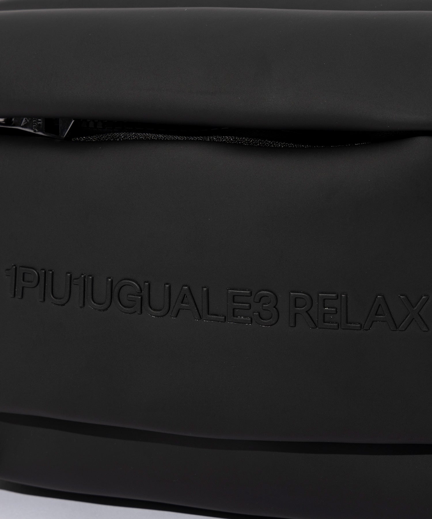 ウノ ピゥ ウノ ウグァーレ トレ リラックス 1PIU1UGUALE3 RELAX シンセティックレザー フロントポケット ボディバッグ ショルダーバッグ （ブラック） ブラック