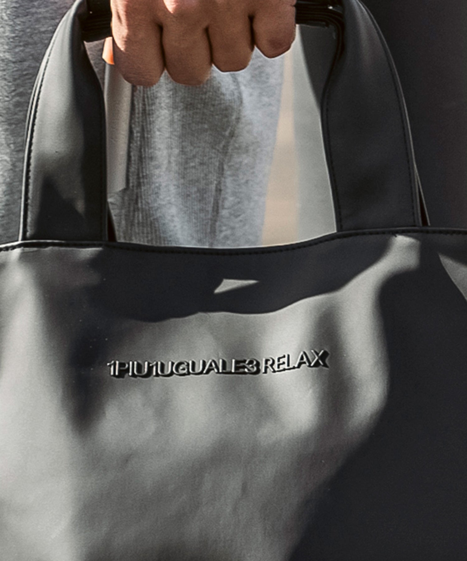 ウノ ピゥ ウノ ウグァーレ トレ リラックス 1PIU1UGUALE3 RELAX シンセティックレザー オープンポケット ミニトートバッグ （ブラック） ブラック