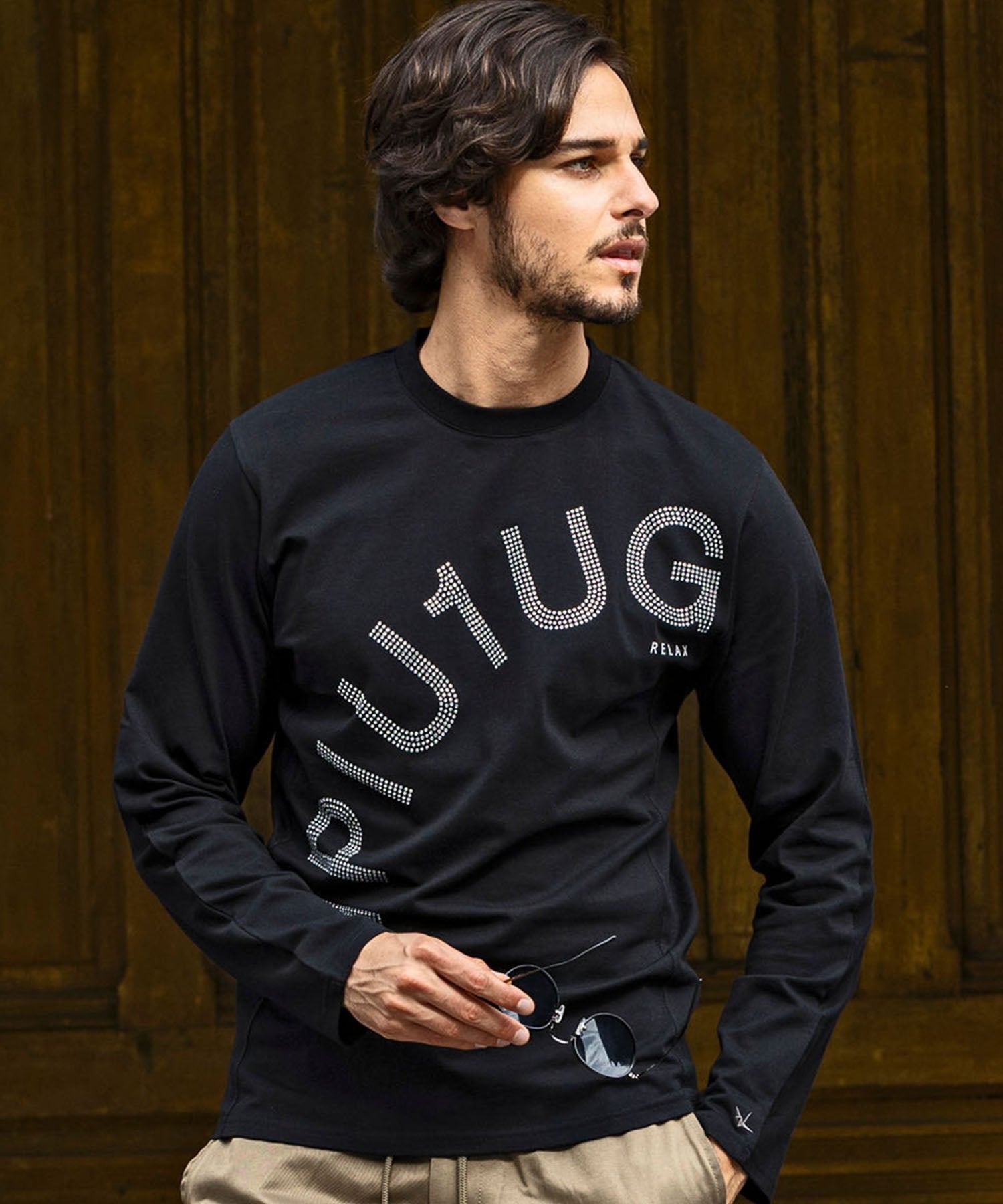 ウノ ピゥ ウノ ウグァーレ トレ リラックス 1PIU1UGUALE3 RELAX ラインストーンロゴ長袖Tシャツ（ブラック） ブラック