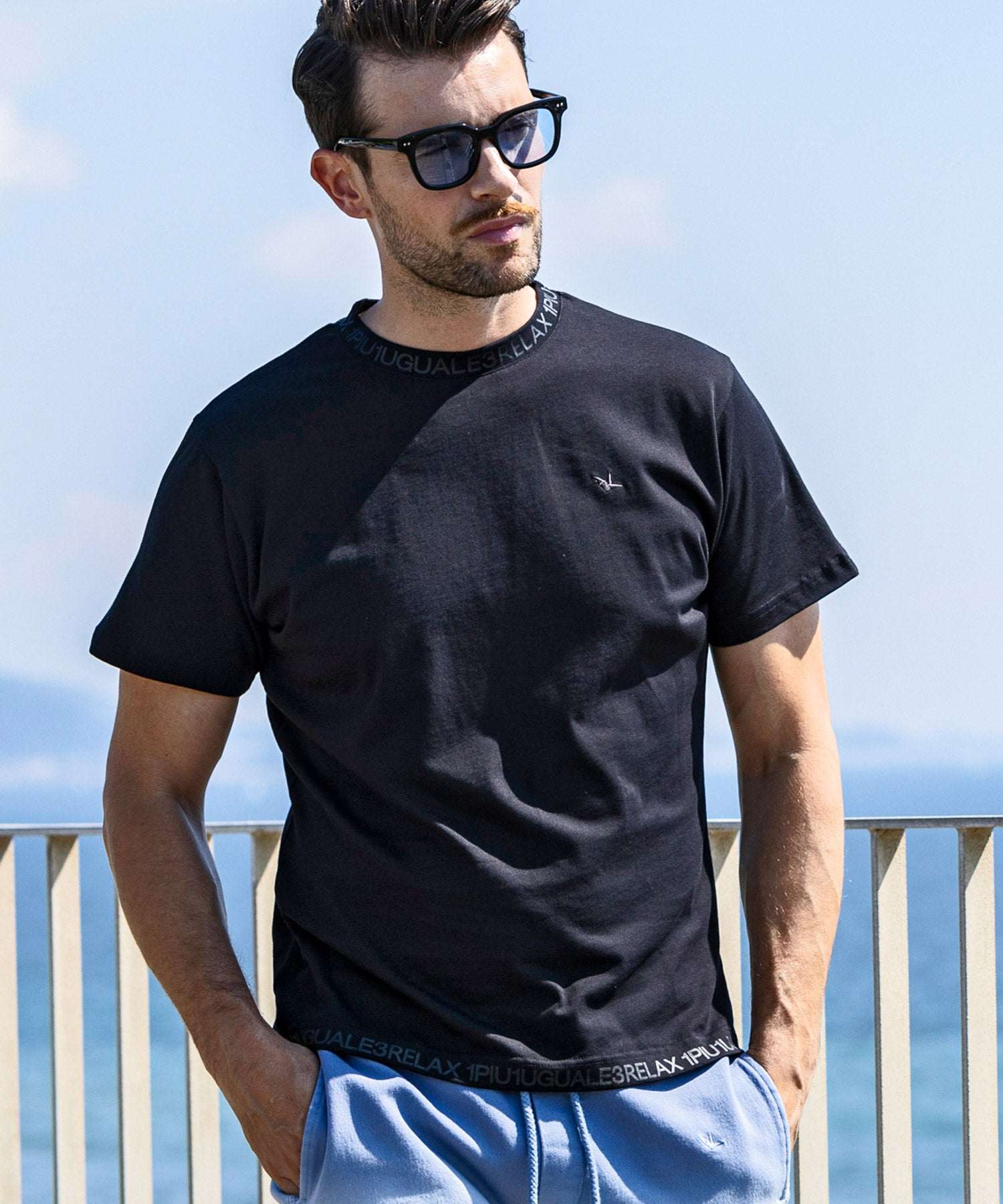 ウノ ピゥ ウノ ウグァーレ トレ リラックス 1PIU1UGUALE3 RELAX ネックロゴ半袖Tシャツ （ブラック×ブラック） ブラック×ブラック