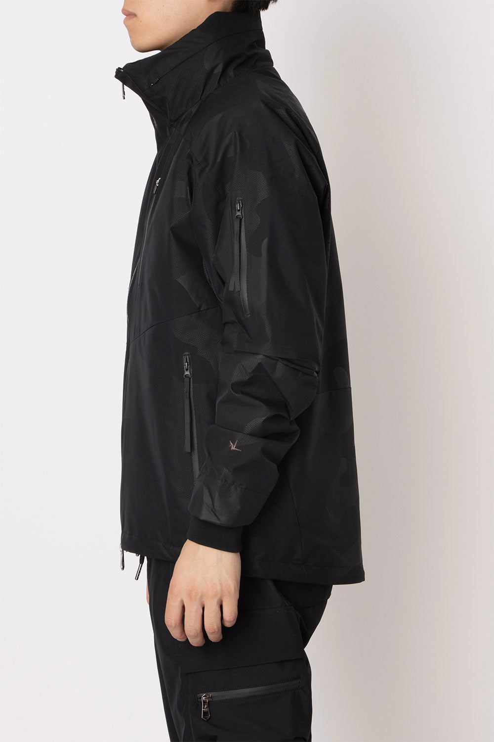ウノ ピゥ ウノ ウグァーレ トレ リラックス 1PIU1UGUALE3 RELAX トラックジャケット WINDSTOPPER プロダクト by GORE-TEX LABS /ウィンドストッパー/ゴアテックス （ブラックカモ） ブラックカモ