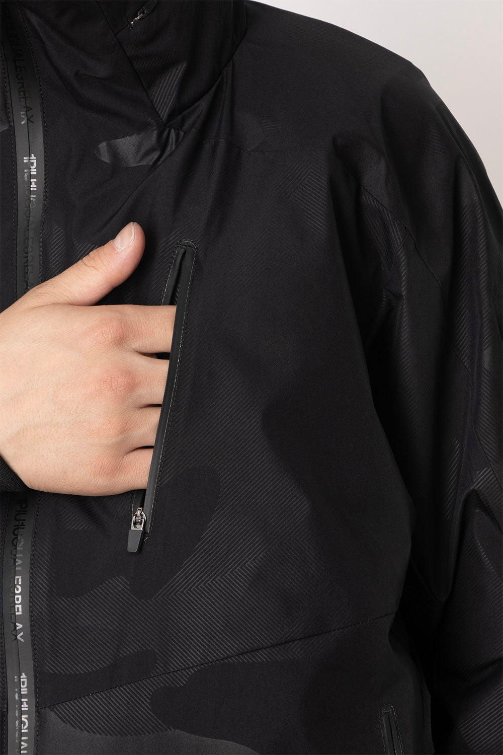 ウノ ピゥ ウノ ウグァーレ トレ リラックス 1PIU1UGUALE3 RELAX トラックジャケット WINDSTOPPER プロダクト by GORE-TEX LABS /ウィンドストッパー/ゴアテックス （ブラックカモ） ブラックカモ