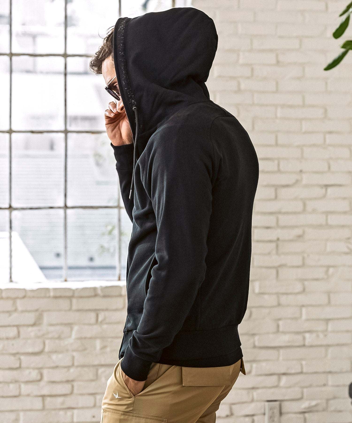 ウノ ピゥ ウノ ウグァーレ トレ リラックス 1PIU1UGUALE3 RELAX ラインストーン フードロゴ スウェットパーカー （ブラック） ブラック