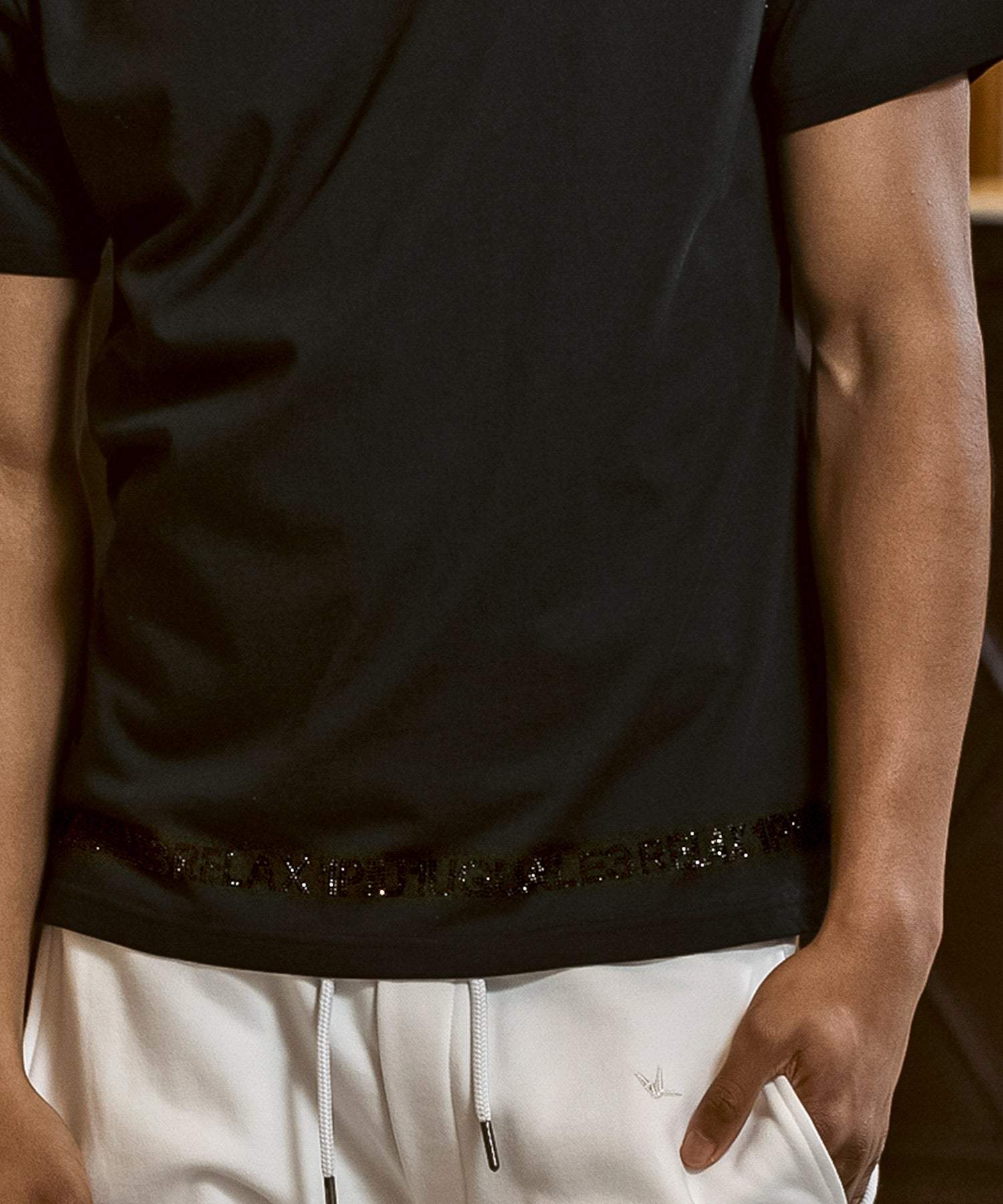 ウノ ピゥ ウノ ウグァーレ トレ リラックス 1PIU1UGUALE3 RELAX シルケット素材 ラインストーン ブランドロゴ 半袖Tシャツ （ブラック） ブラック