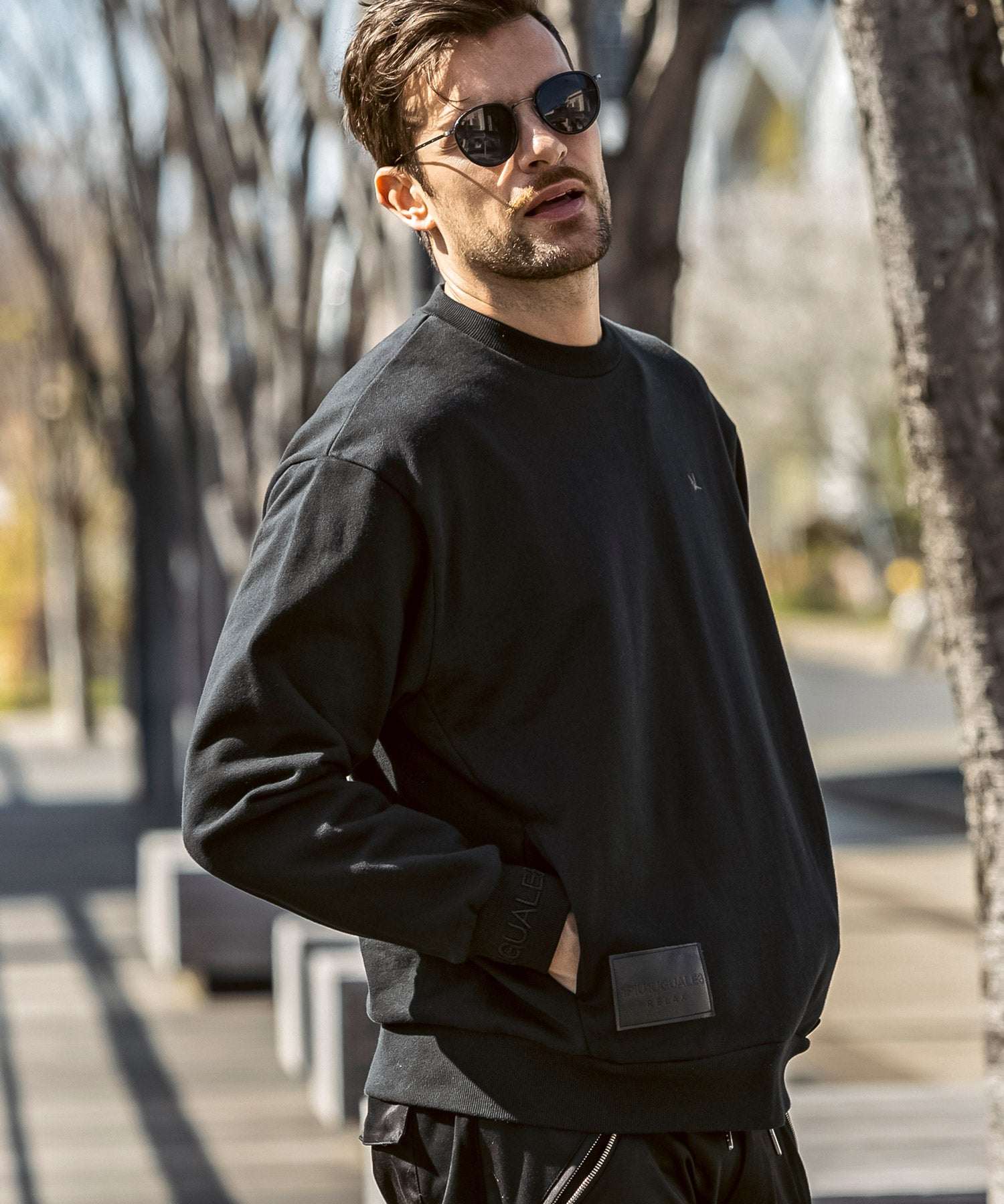 ウノ ピゥ ウノ ウグァーレ トレ リラックス 1PIU1UGUALE3 RELAX レザーパッチ クルーネックプルオーバー 長袖スウェット トレーナー （ブラック） ブラック