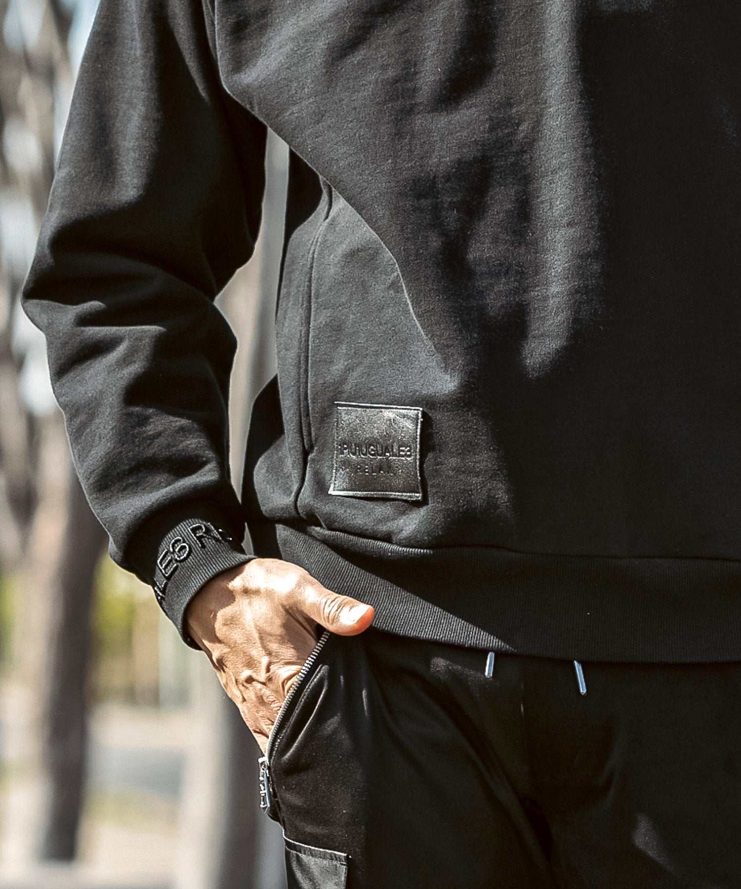 ウノ ピゥ ウノ ウグァーレ トレ リラックス 1PIU1UGUALE3 RELAX レザーパッチ クルーネックプルオーバー 長袖スウェット トレーナー （ブラック） ブラック