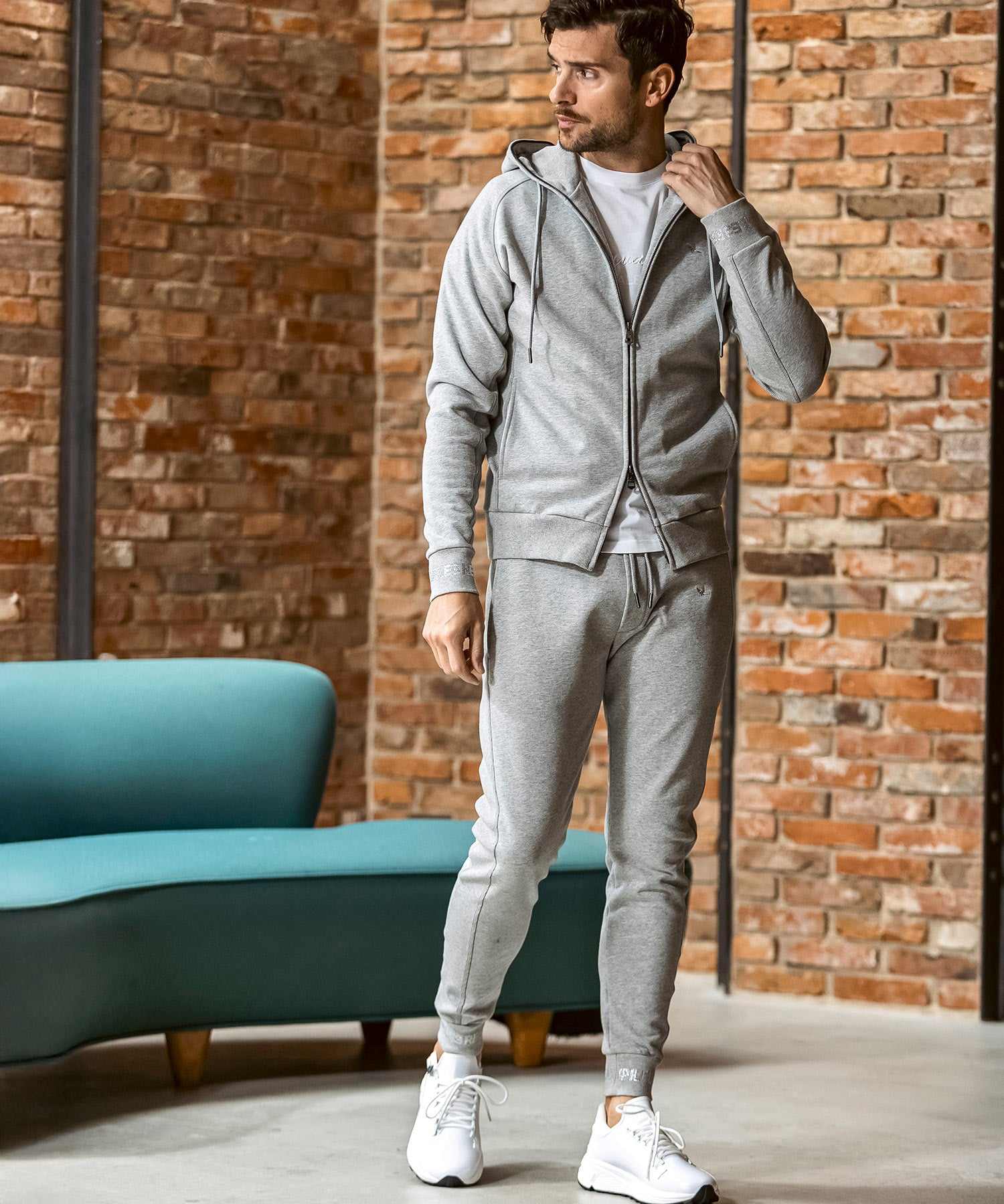 ウノ ピゥ ウノ ウグァーレ トレ リラックス 1PIU1UGUALE3 RELAX ラインストーン ブランドロゴ スウェットジップパーカー スウェットフーディー （グレー） グレー