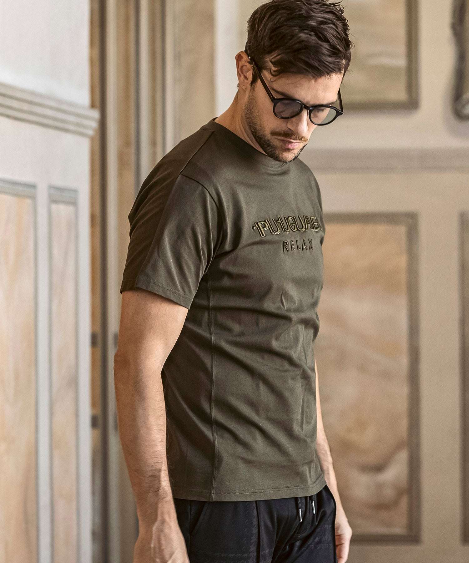 ウノ ピゥ ウノ ウグァーレ トレ リラックス 1PIU1UGUALE3 RELAX 立体刺繍 ブランドロゴ シルケット生地 半袖Tシャツ （カーキ） カーキ