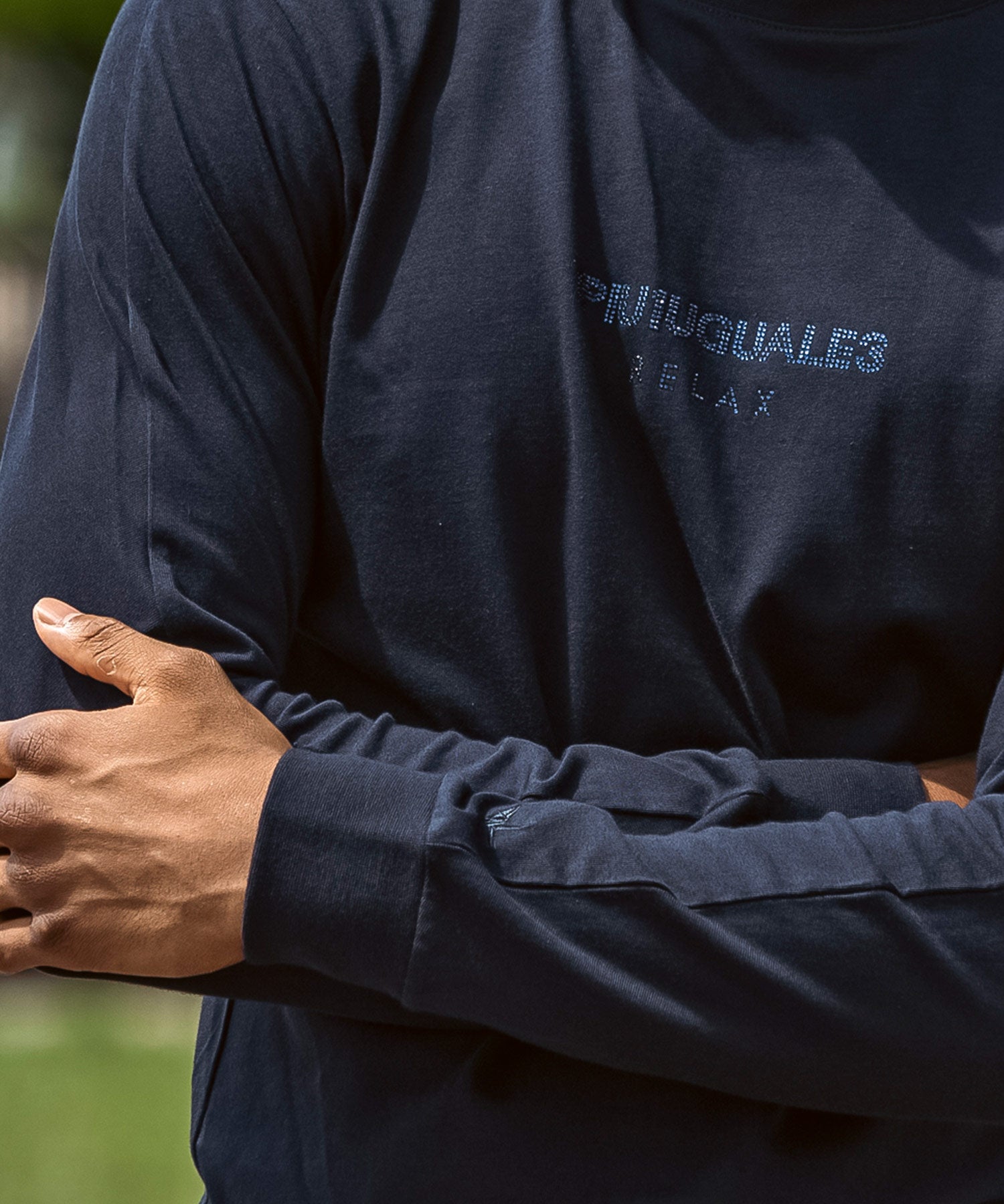 ウノ ピゥ ウノ ウグァーレ トレ リラックス 1PIU1UGUALE3 RELAX ダブルラインストーンロゴロングTシャツ （ネイビー） ネイビー