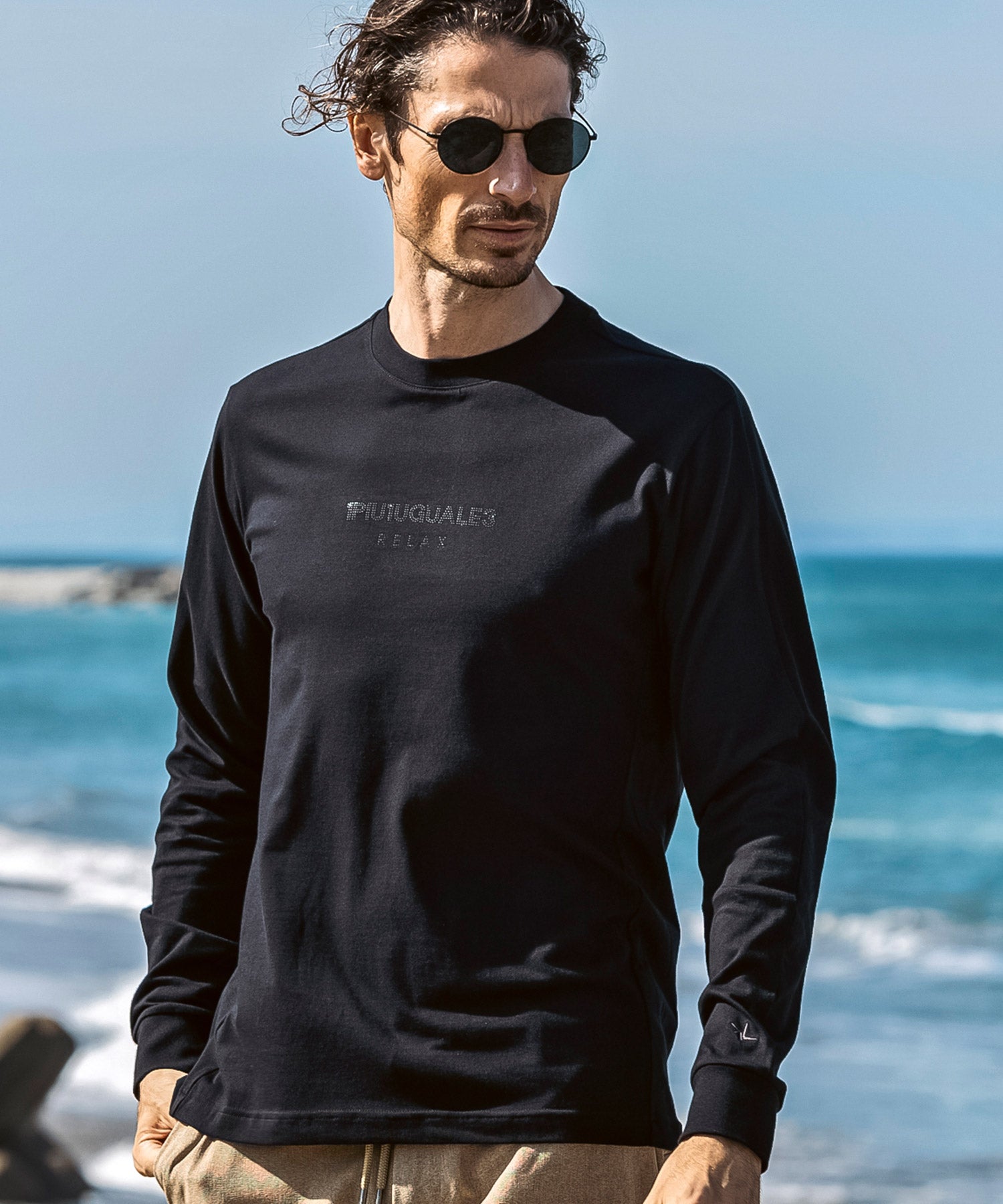 ウノ ピゥ ウノ ウグァーレ トレ リラックス 1PIU1UGUALE3 RELAX ダブルラインストーンロゴロングTシャツ （ブラック） ブラック