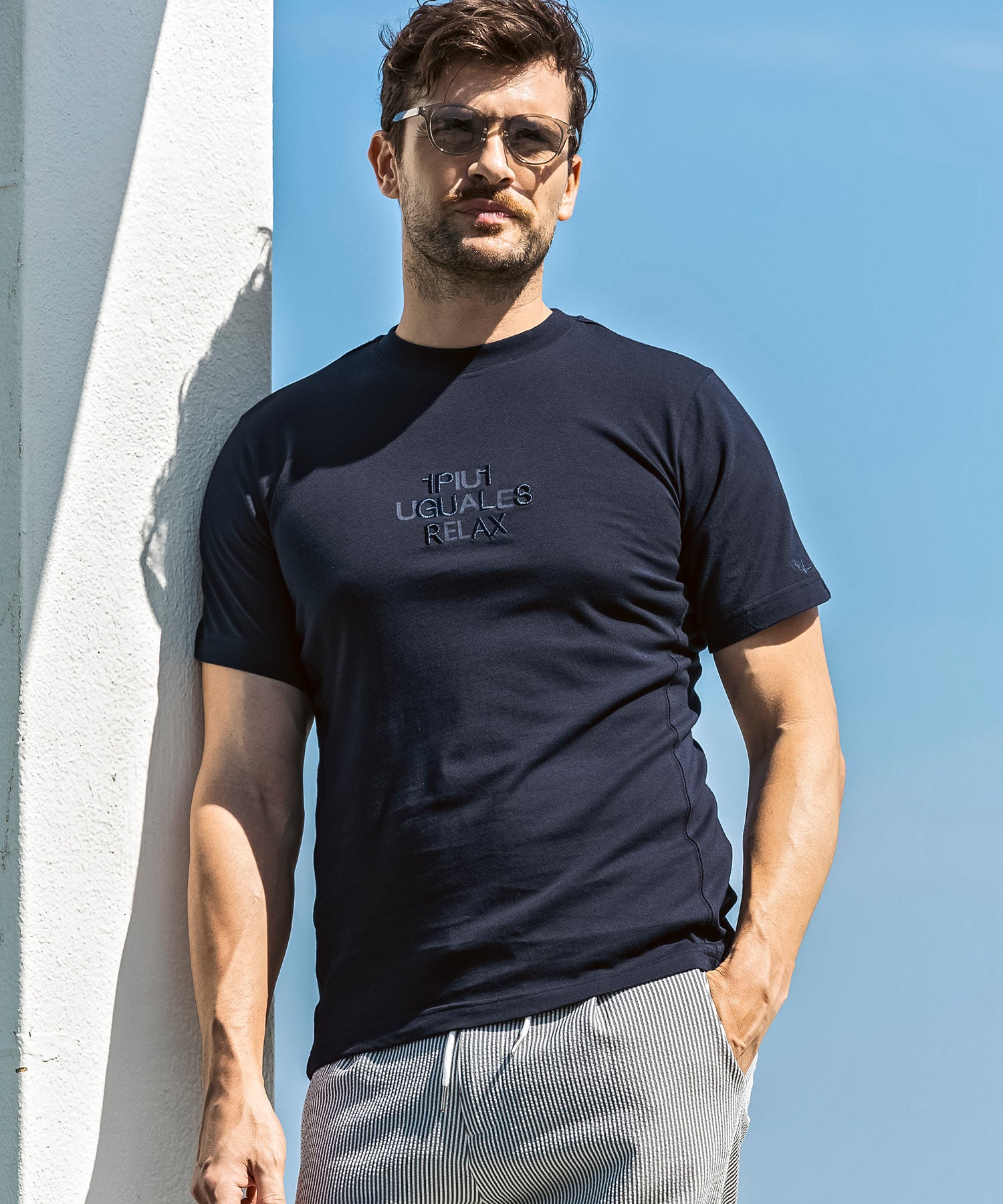 ウノ ピゥ ウノ ウグァーレ トレ リラックス 1PIU1UGUALE3 RELAX コンビネーションロゴ半袖Tシャツ （ネイビー） ネイビー
