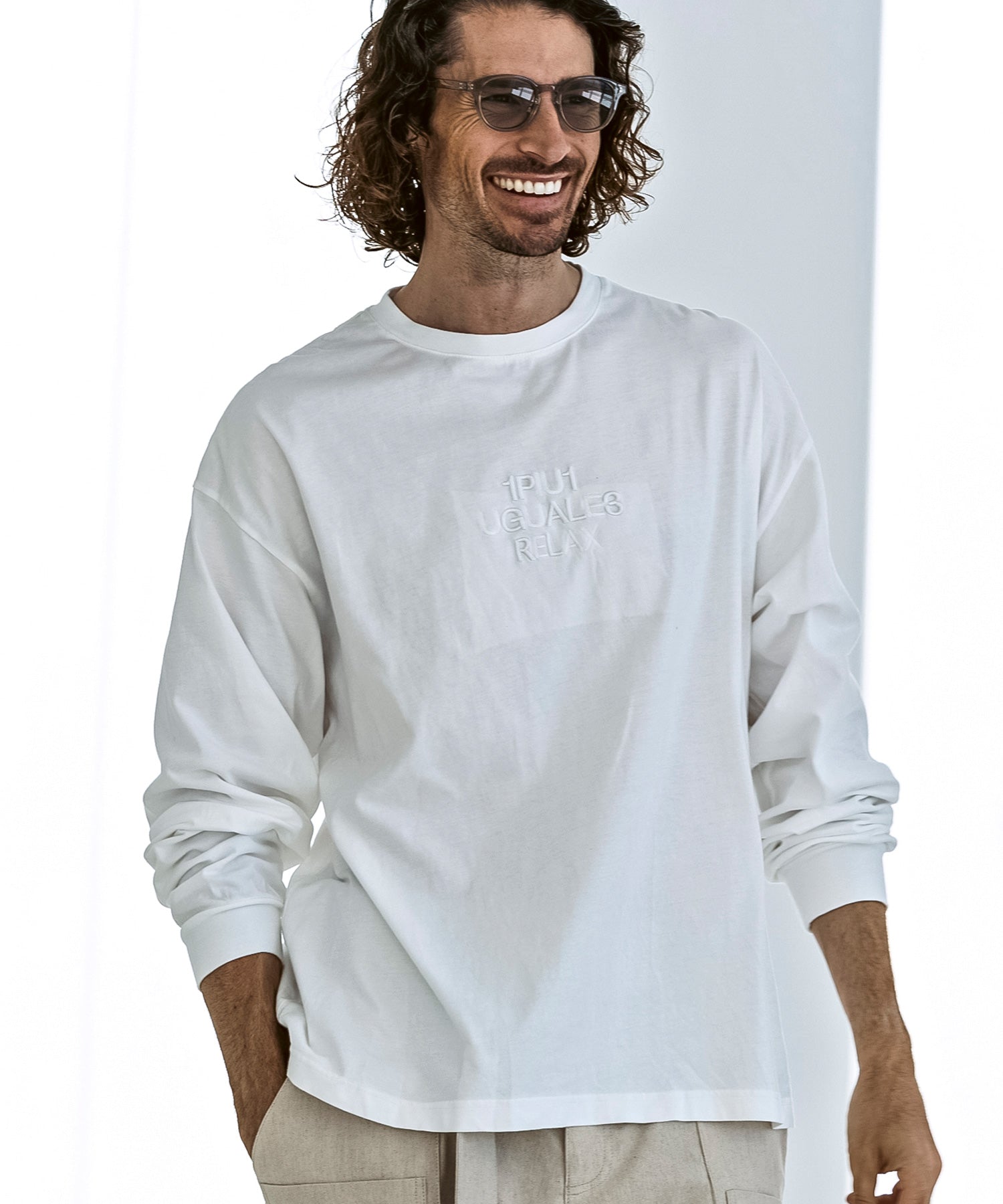ウノ ピゥ ウノ ウグァーレ トレ リラックス 1PIU1UGUALE3 RELAX ピグメント刺繍ロゴロングTシャツ （ホワイト） ホワイト