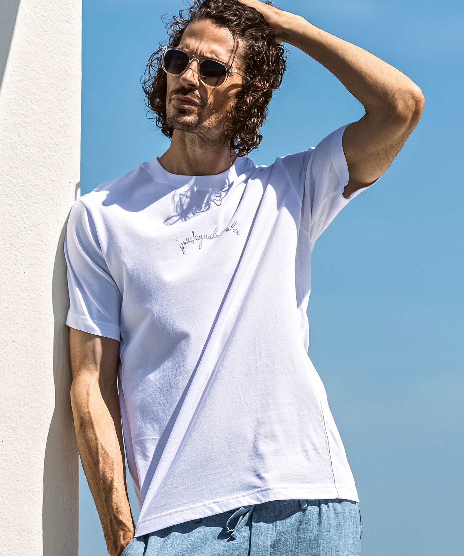 ウノ ピゥ ウノ ウグァーレ トレ リラックス 1PIU1UGUALE3 RELAX ラインストーンカーシヴロゴ半袖Tシャツ （ホワイト） ホワイト