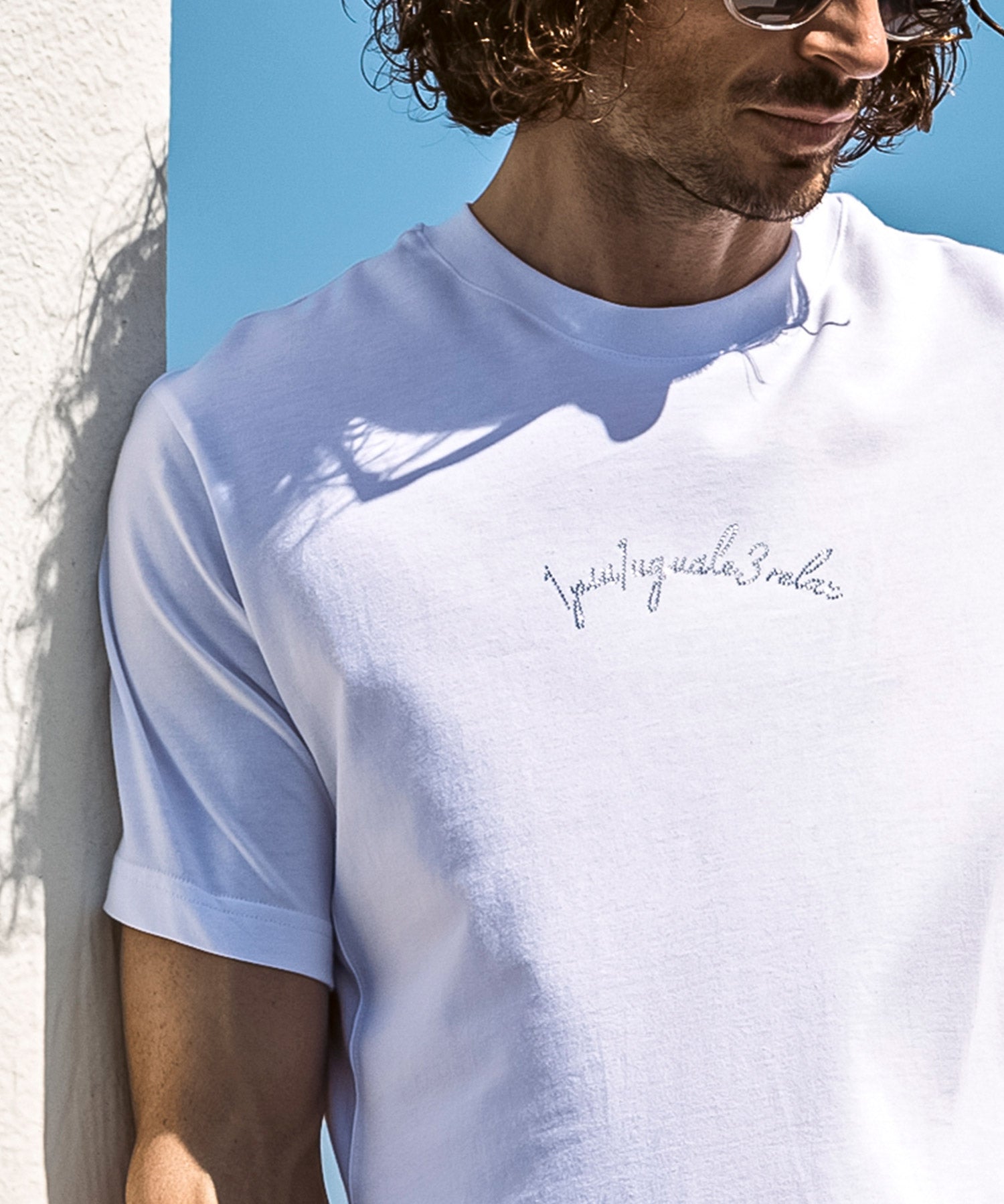 ウノ ピゥ ウノ ウグァーレ トレ リラックス 1PIU1UGUALE3 RELAX ラインストーンカーシヴロゴ半袖Tシャツ （ホワイト） ホワイト
