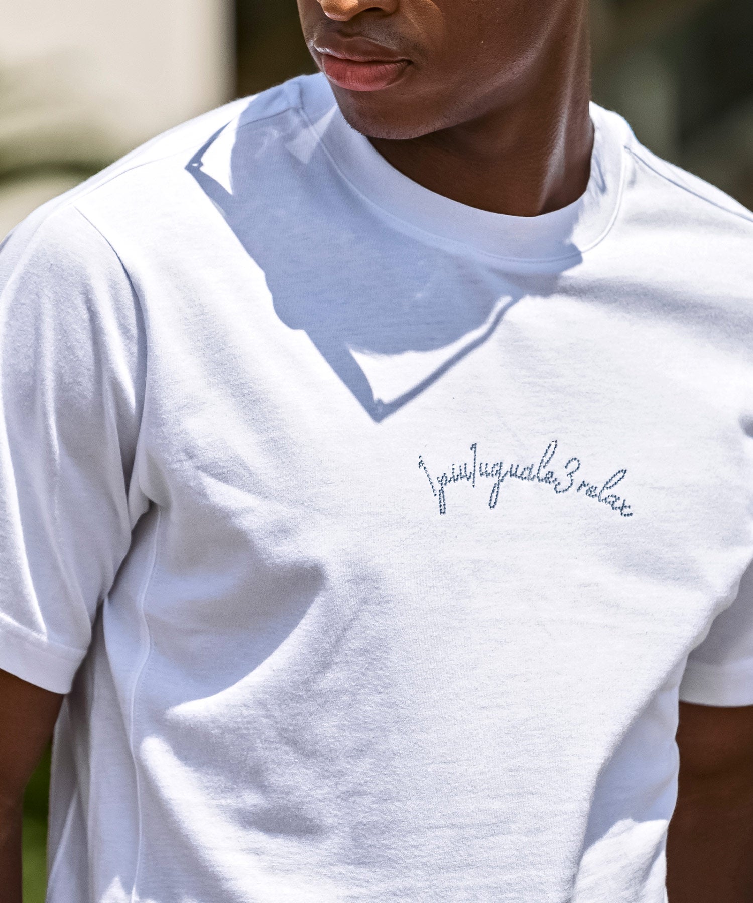 ウノ ピゥ ウノ ウグァーレ トレ リラックス 1PIU1UGUALE3 RELAX ラインストーンカーシヴロゴ半袖Tシャツ （ホワイト） ホワイト