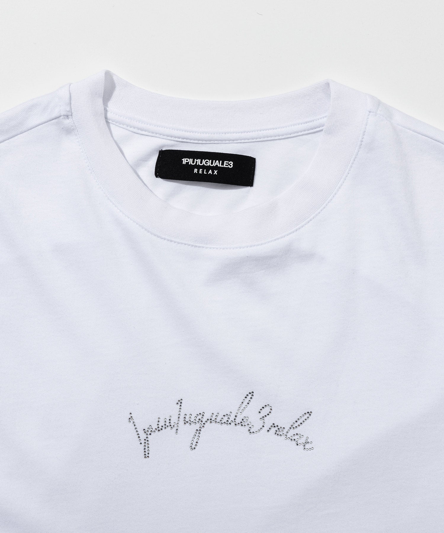ウノ ピゥ ウノ ウグァーレ トレ リラックス 1PIU1UGUALE3 RELAX ラインストーンカーシヴロゴ半袖Tシャツ （ホワイト） ホワイト
