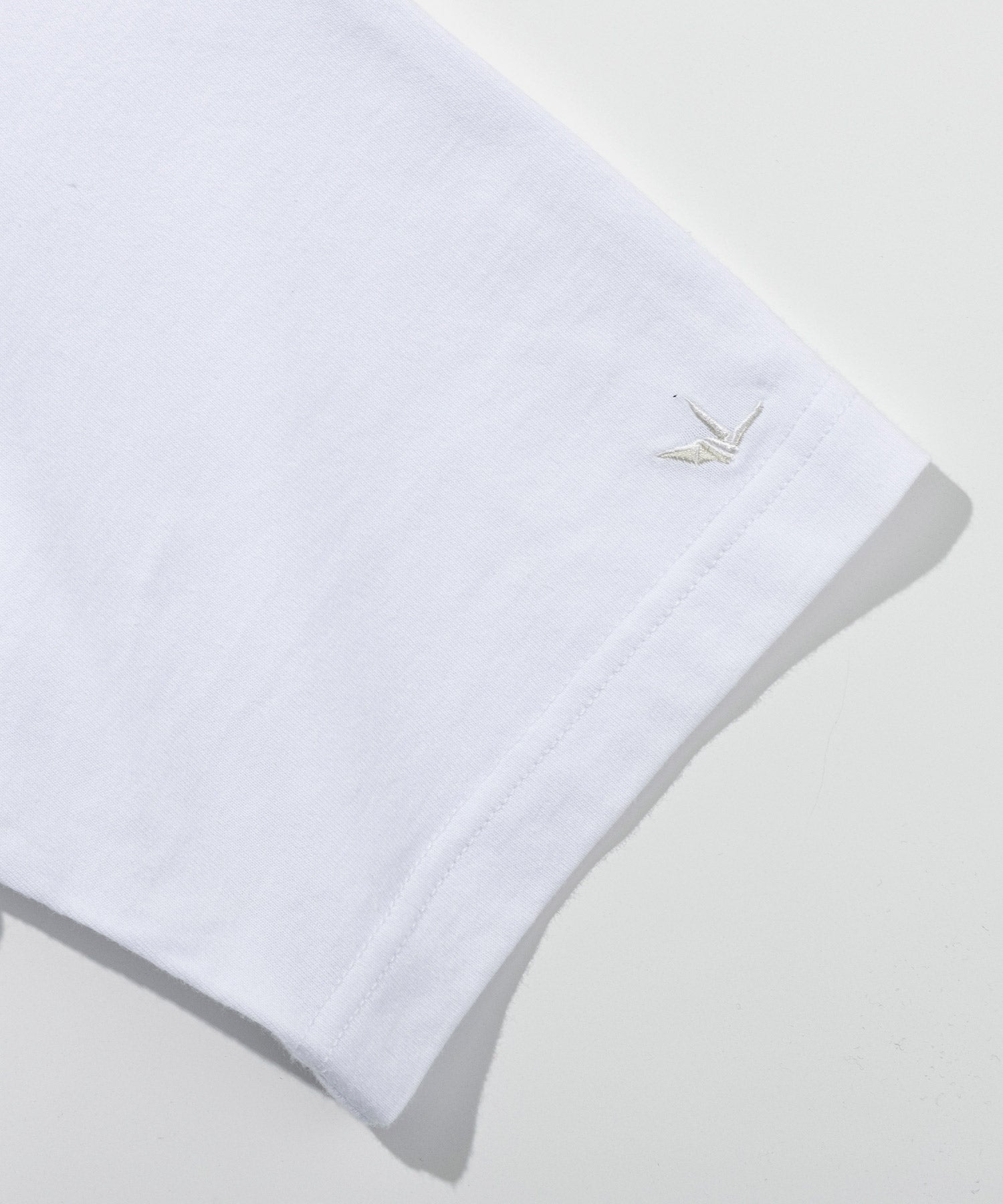 ウノ ピゥ ウノ ウグァーレ トレ リラックス 1PIU1UGUALE3 RELAX ラインストーンカーシヴロゴ半袖Tシャツ （ホワイト） ホワイト