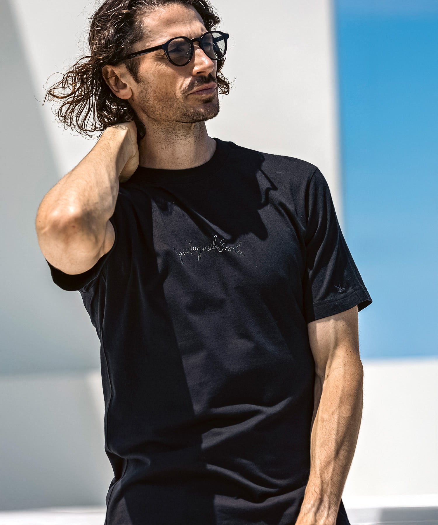 ウノ ピゥ ウノ ウグァーレ トレ リラックス 1PIU1UGUALE3 RELAX ラインストーンカーシヴロゴ半袖Tシャツ （ブラック） ブラック