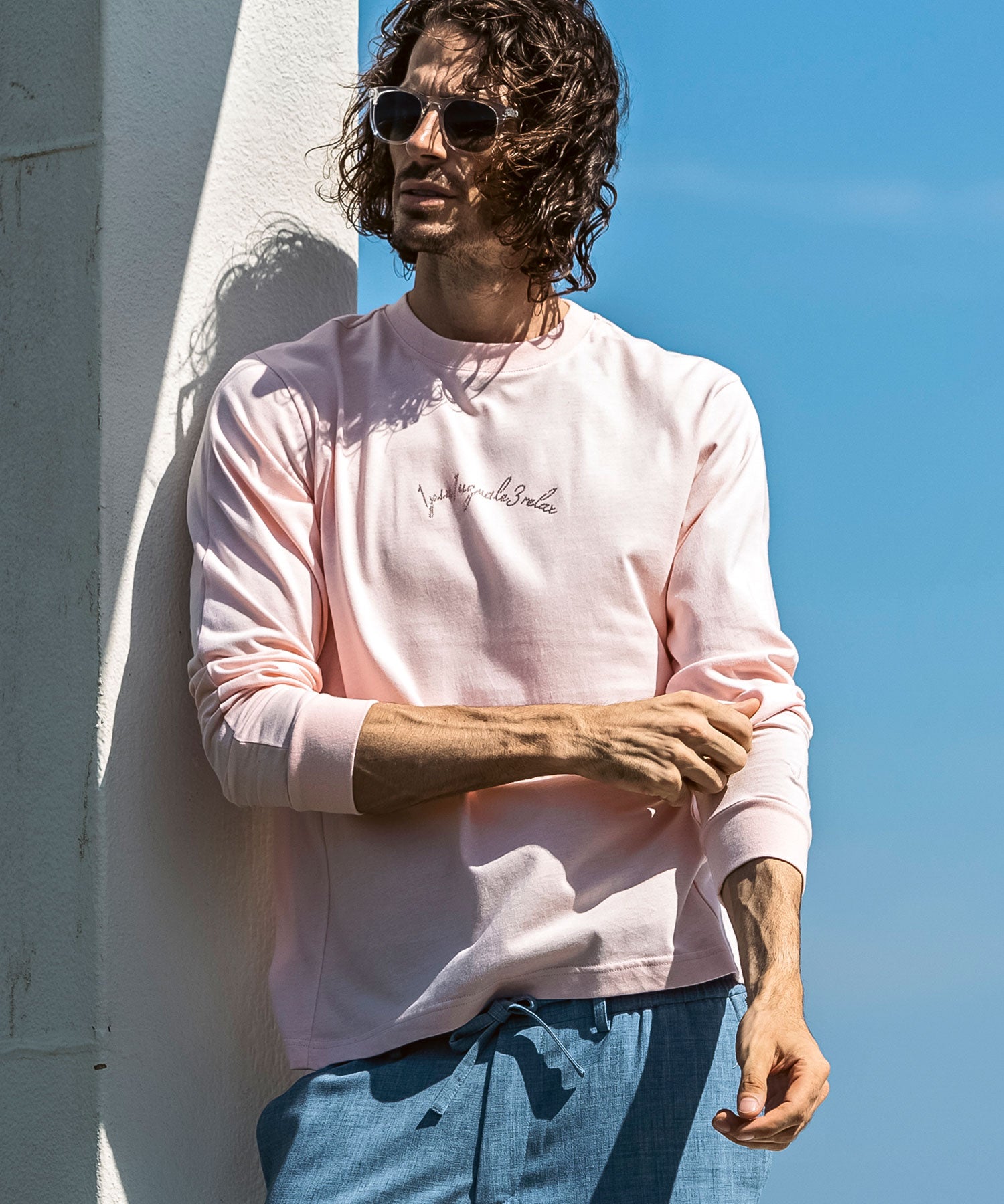 ウノ ピゥ ウノ ウグァーレ トレ リラックス 1PIU1UGUALE3 RELAX ラインストーンカーシヴロゴロングTシャツ （ライトピンク） ライトピンク