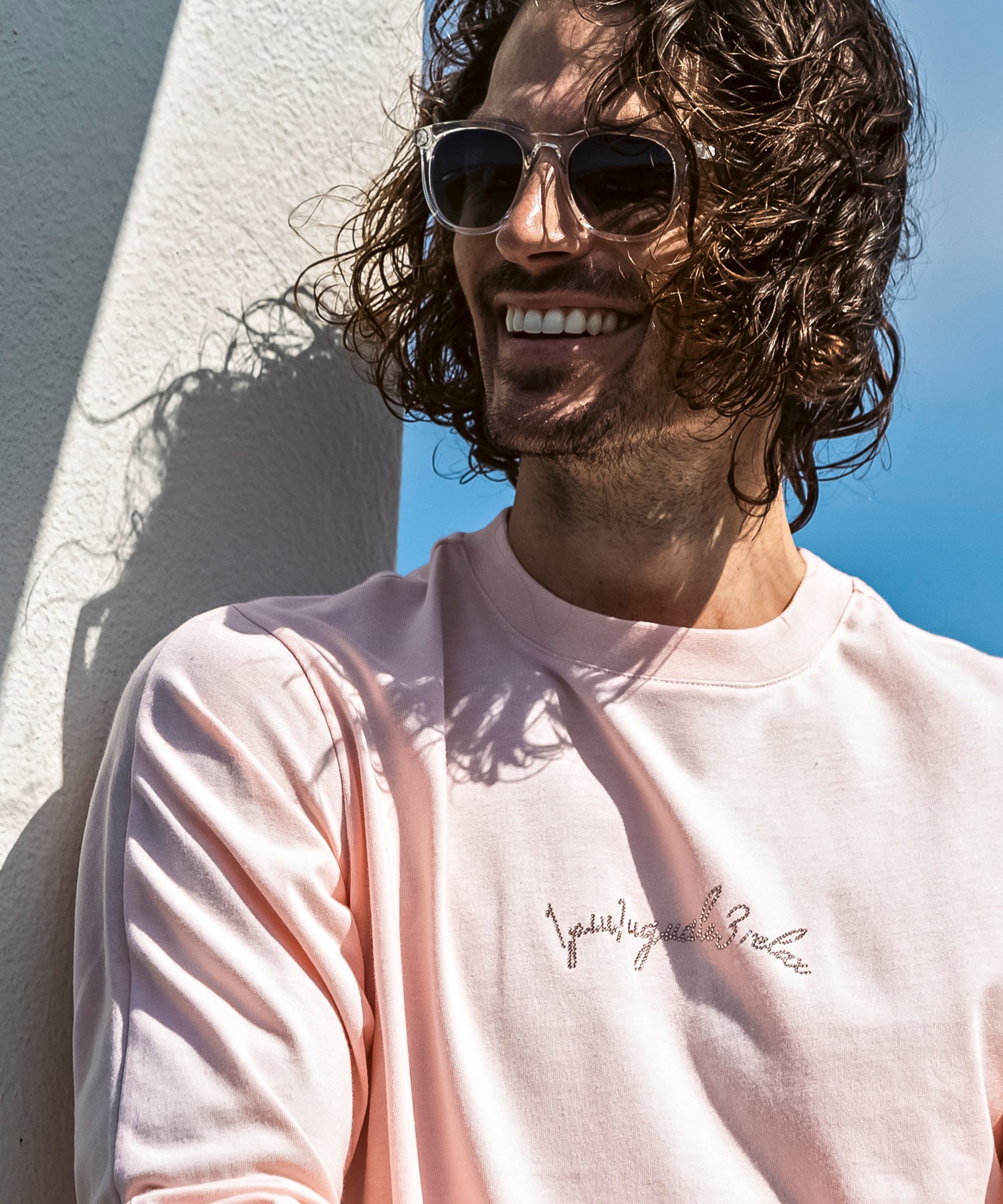 ウノ ピゥ ウノ ウグァーレ トレ リラックス 1PIU1UGUALE3 RELAX ラインストーンカーシヴロゴロングTシャツ （ライトピンク） ライトピンク
