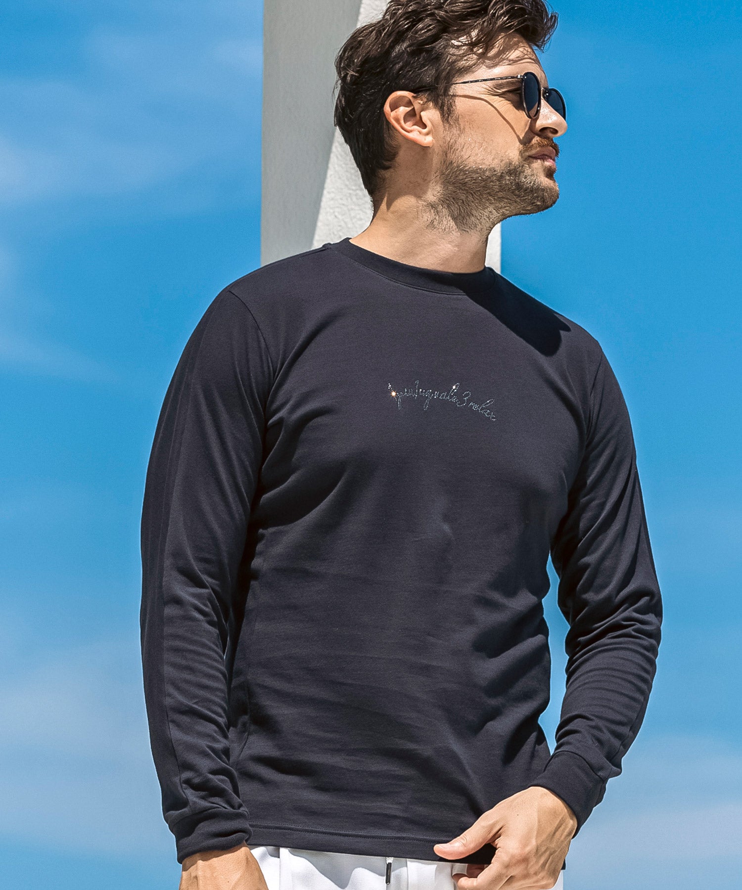 ウノ ピゥ ウノ ウグァーレ トレ リラックス 1PIU1UGUALE3 RELAX ラインストーンカーシヴロゴロングTシャツ （チャコール） チャコール