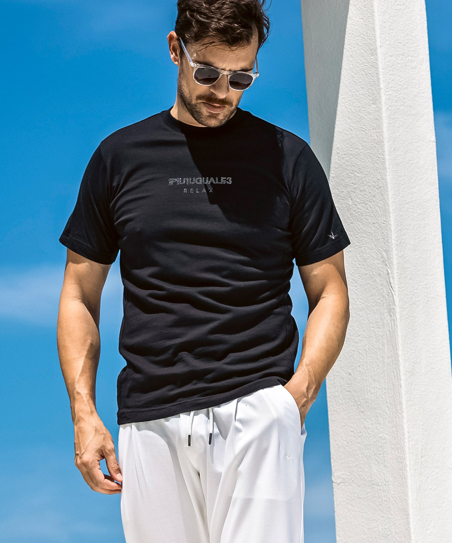 ウノ ピゥ ウノ ウグァーレ トレ リラックス 1PIU1UGUALE3 RELAX ダブルラインストーンロゴ半袖Tシャツ （ブラック） ブラック