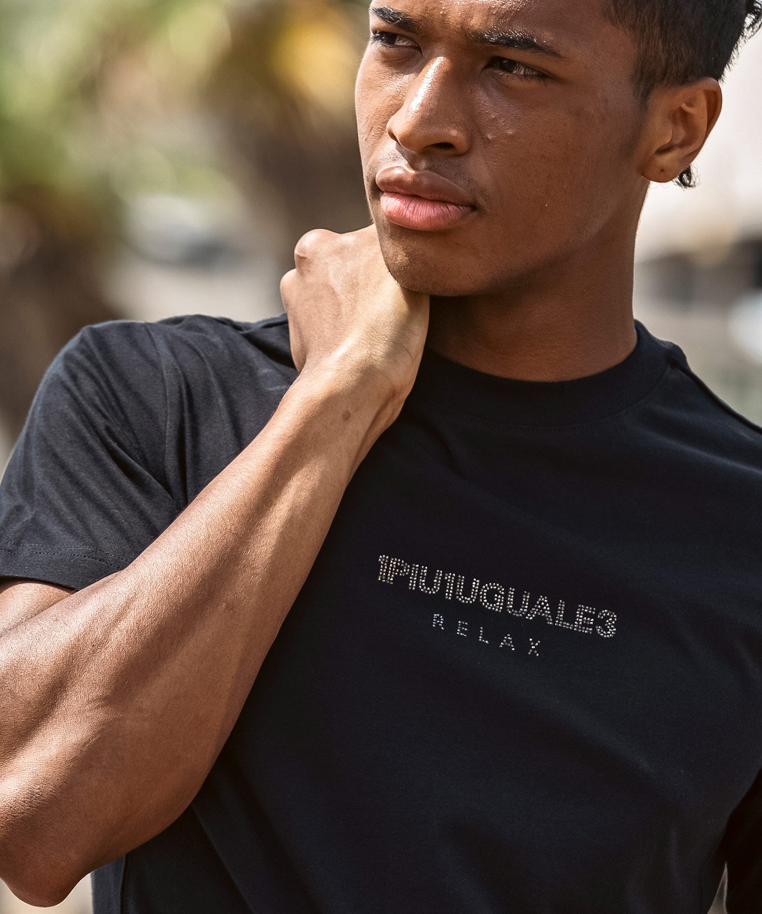 ウノ ピゥ ウノ ウグァーレ トレ リラックス 1PIU1UGUALE3 RELAX ダブルラインストーンロゴ半袖Tシャツ （ブラック） ブラック