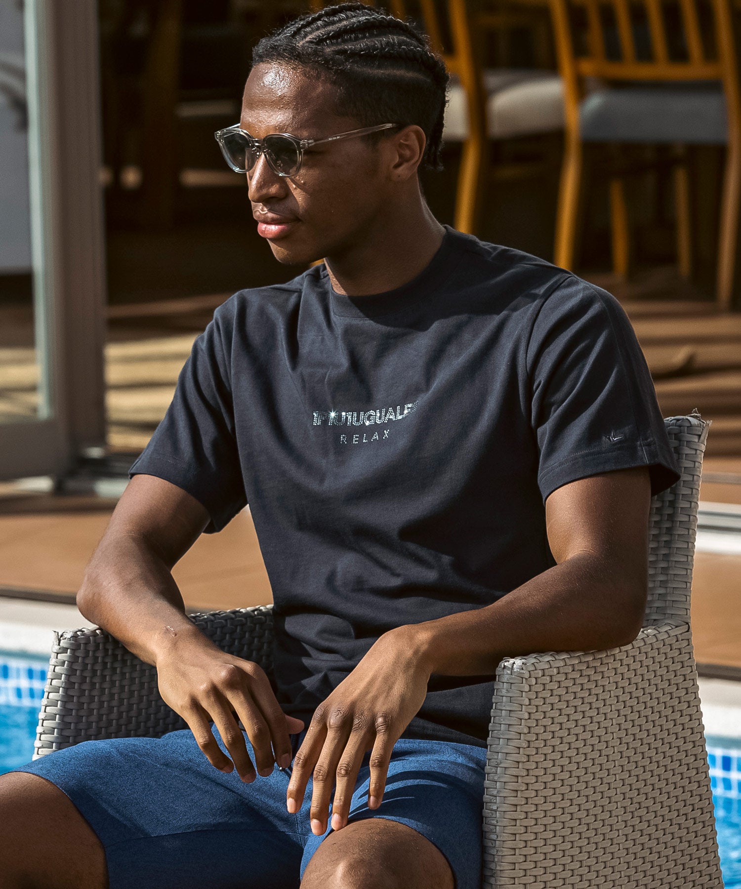 ウノ ピゥ ウノ ウグァーレ トレ リラックス 1PIU1UGUALE3 RELAX ダブルラインストーンロゴ半袖Tシャツ （チャコール） チャコール