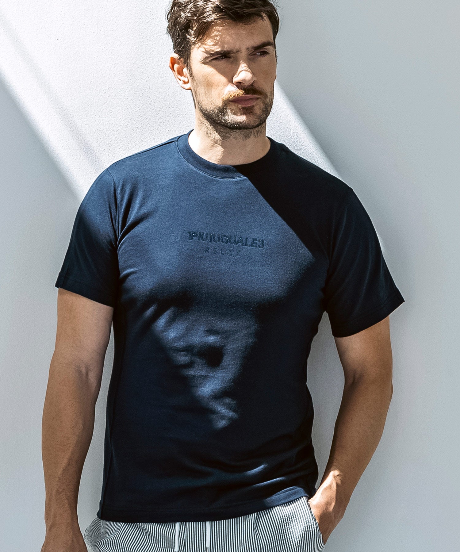 ウノ ピゥ ウノ ウグァーレ トレ リラックス 1PIU1UGUALE3 RELAX ダブルラインストーンロゴ半袖Tシャツ （ネイビー） ネイビー