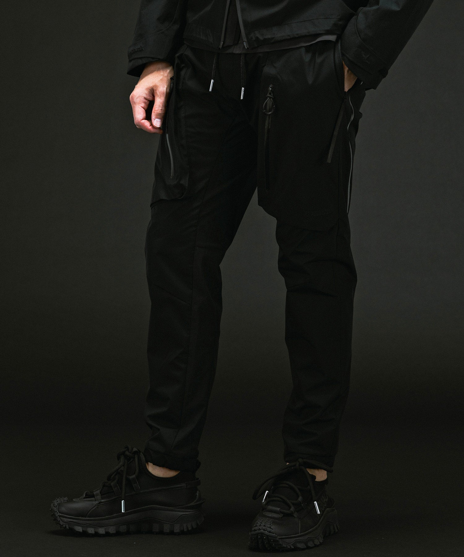 ウノ ピゥ ウノ ウグァーレ トレ リラックス 1PIU1UGUALE3 RELAX テックパンツ by GORE-TEX LABS / ゴアテックス （black） black