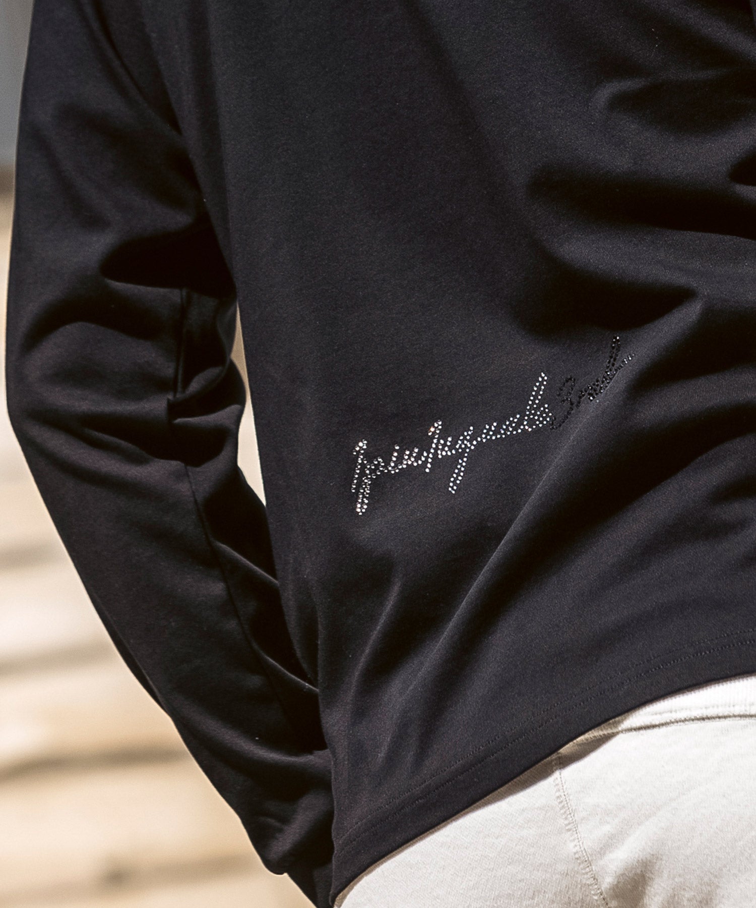 ウノ ピゥ ウノ ウグァーレ トレ リラックス 1PIU1UGUALE3 RELAX ラインストーン バックロゴ ロングTシャツ （black） black