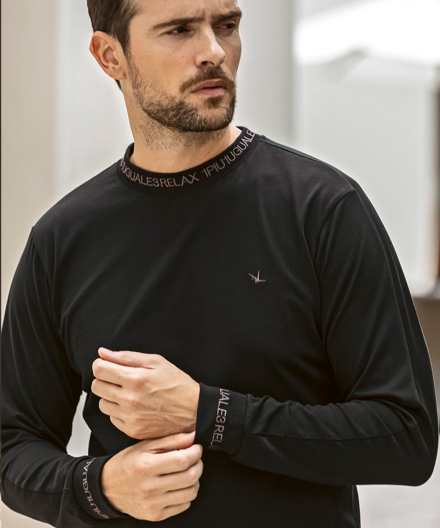 ウノ ピゥ ウノ ウグァーレ トレ リラックス 1PIU1UGUALE3 RELAX グロッシー刺繍 ネックロゴロングTシャツ （black） black