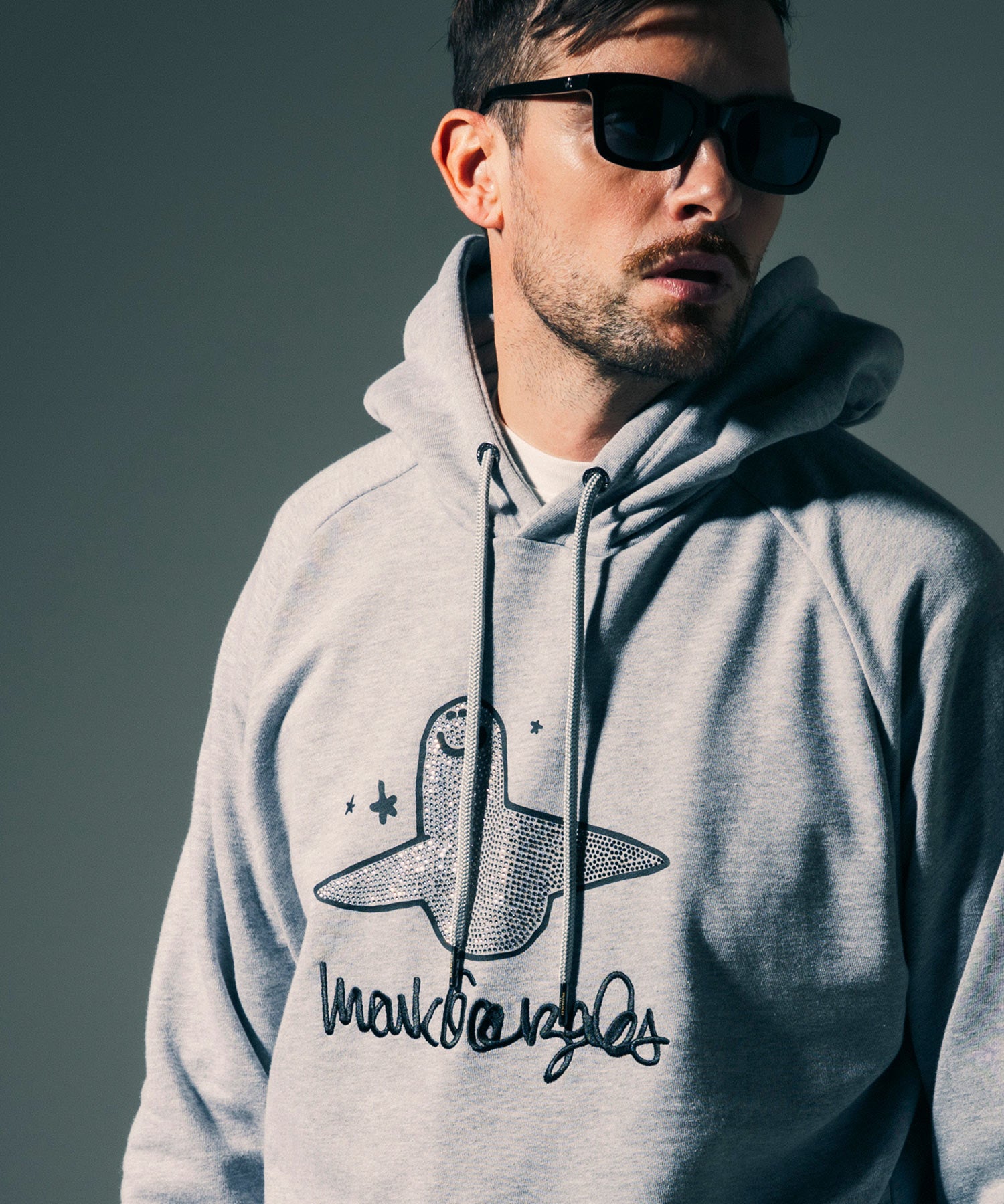 ウノ ピゥ ウノ ウグァーレ トレ リラックス 1PIU1UGUALE3 RELAX × Mark Gonzales グラデーション ラインストーンフーディー （グレー） グレー