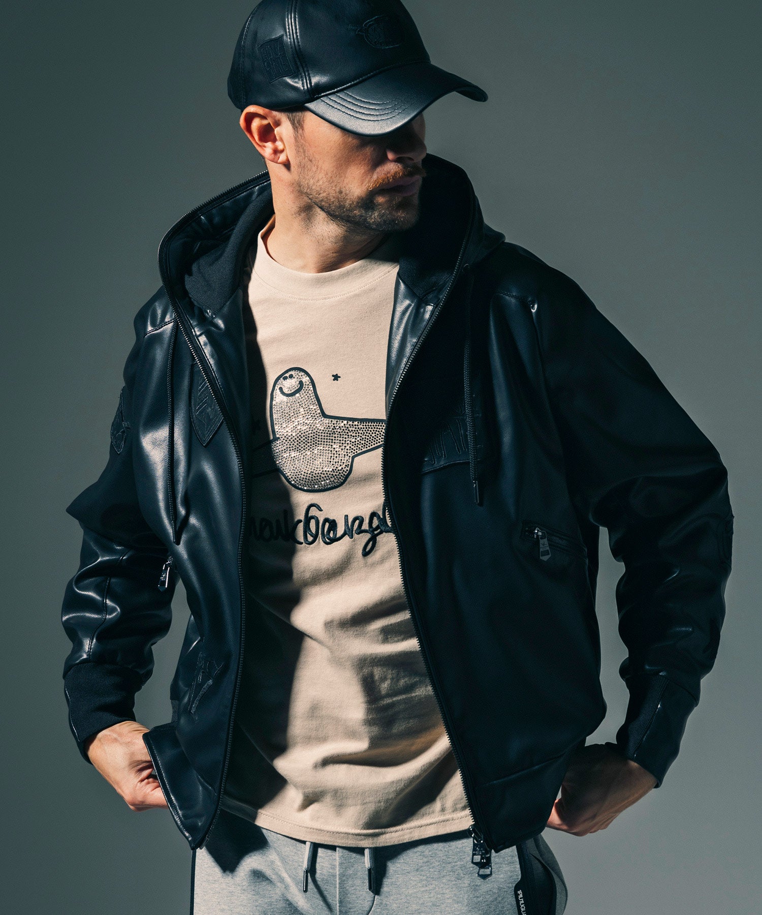 ウノ ピゥ ウノ ウグァーレ トレ リラックス 1PIU1UGUALE3 RELAX × Mark Gonzales アップリケシンセティック レザーブルゾン （ブラック） ブラック