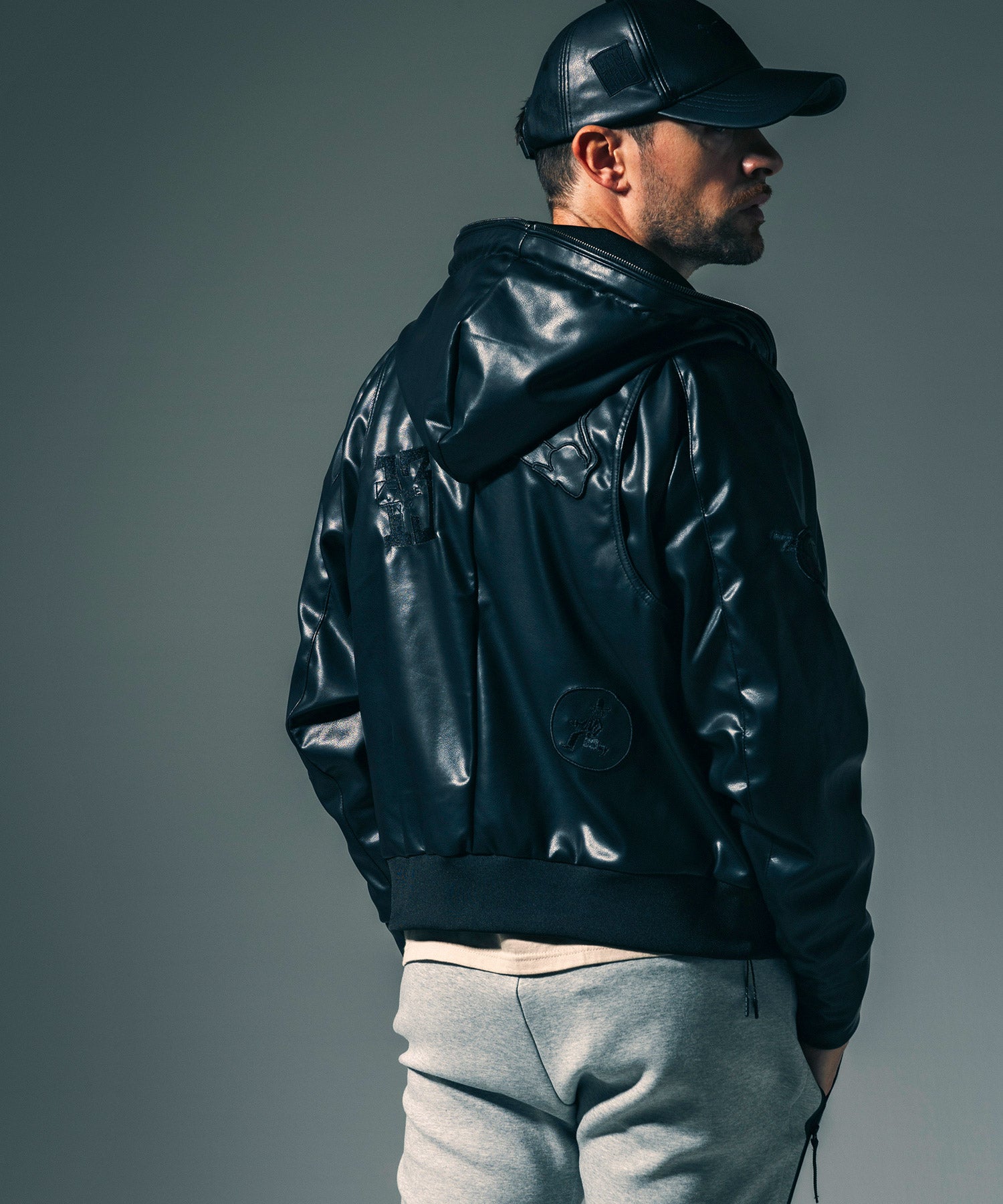 ウノ ピゥ ウノ ウグァーレ トレ リラックス 1PIU1UGUALE3 RELAX × Mark Gonzales アップリケシンセティック レザーブルゾン （ブラック） ブラック