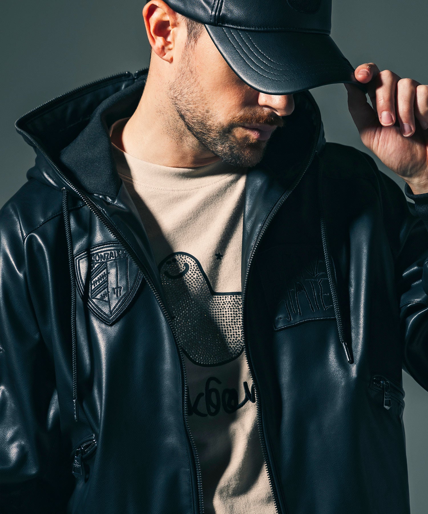 ウノ ピゥ ウノ ウグァーレ トレ リラックス 1PIU1UGUALE3 RELAX × Mark Gonzales アップリケシンセティック レザーブルゾン （ブラック） ブラック