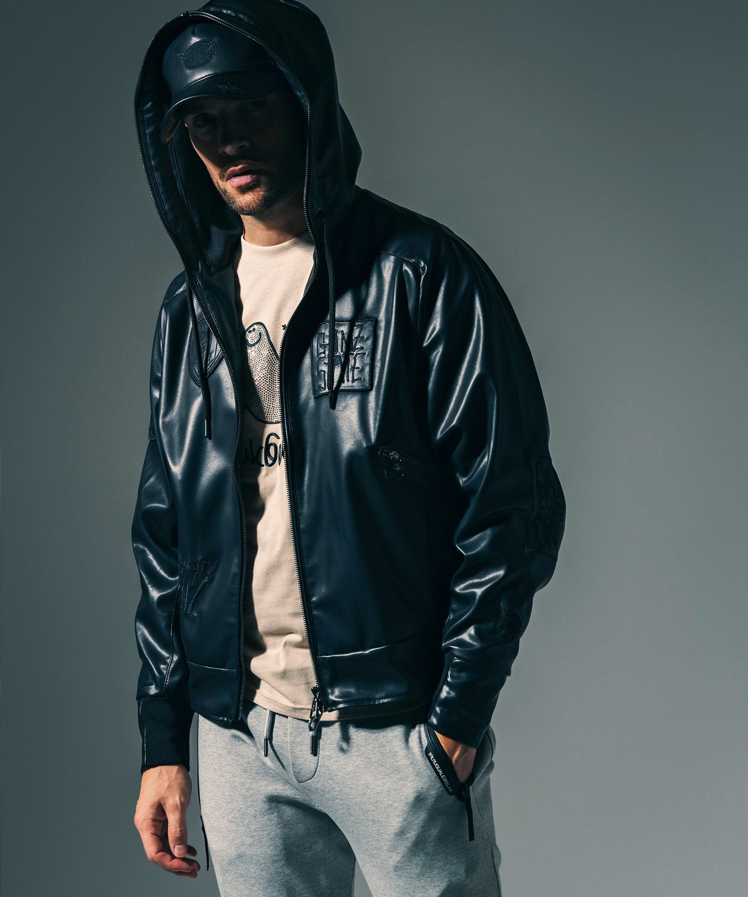 ウノ ピゥ ウノ ウグァーレ トレ リラックス 1PIU1UGUALE3 RELAX × Mark Gonzales アップリケシンセティック レザーブルゾン （ブラック） ブラック