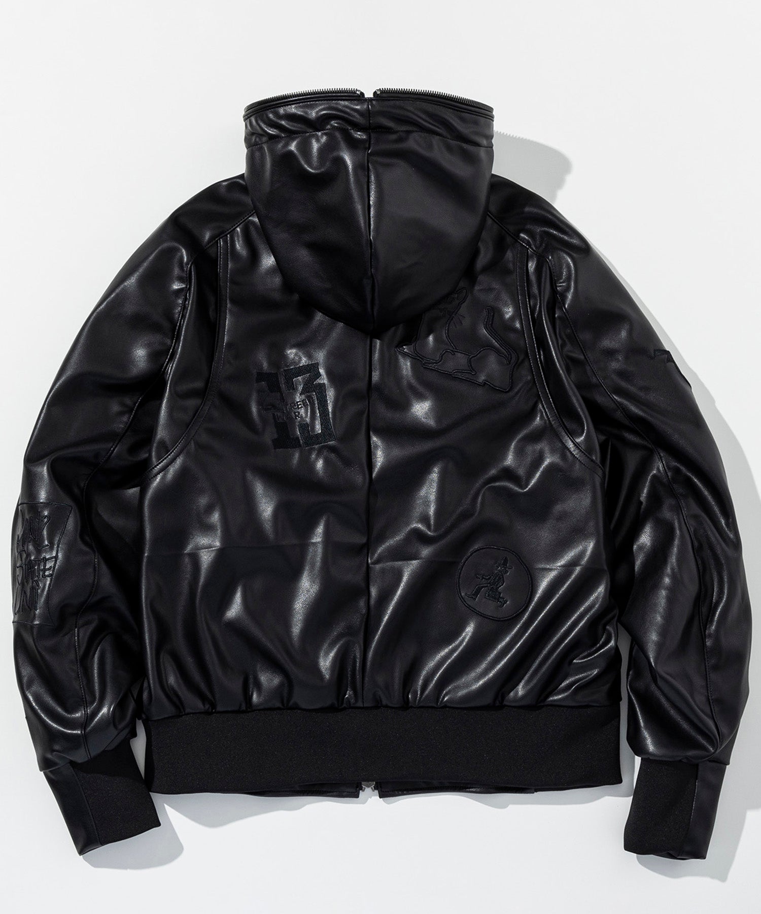 ウノ ピゥ ウノ ウグァーレ トレ リラックス 1PIU1UGUALE3 RELAX × Mark Gonzales アップリケシンセティック レザーブルゾン （ブラック） ブラック