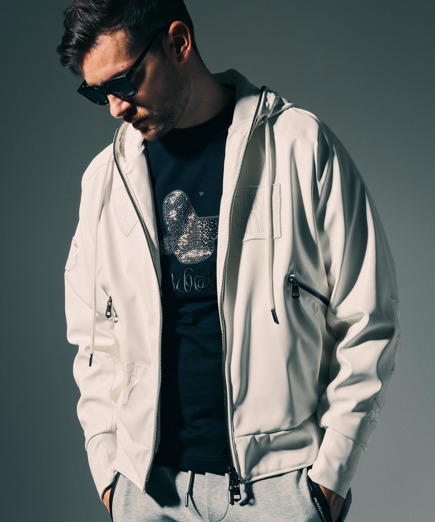 ウノ ピゥ ウノ ウグァーレ トレ リラックス 1PIU1UGUALE3 RELAX × Mark Gonzales アップリケシンセティック レザーブルゾン （ホワイト） ホワイト